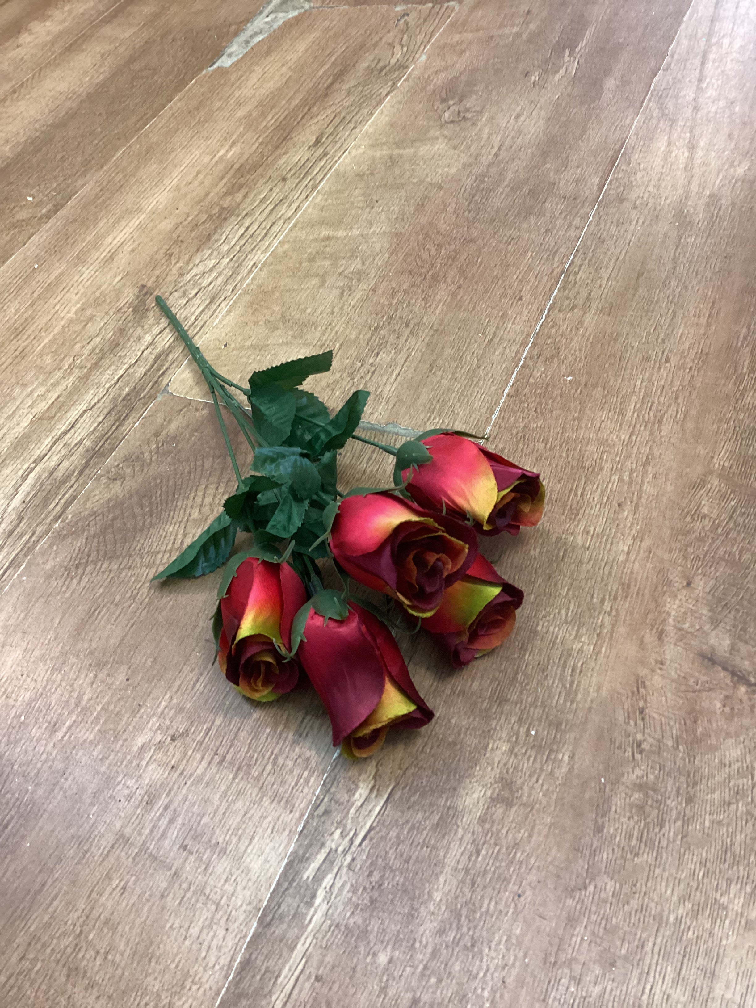 Closed rose bunch - 3 colours available