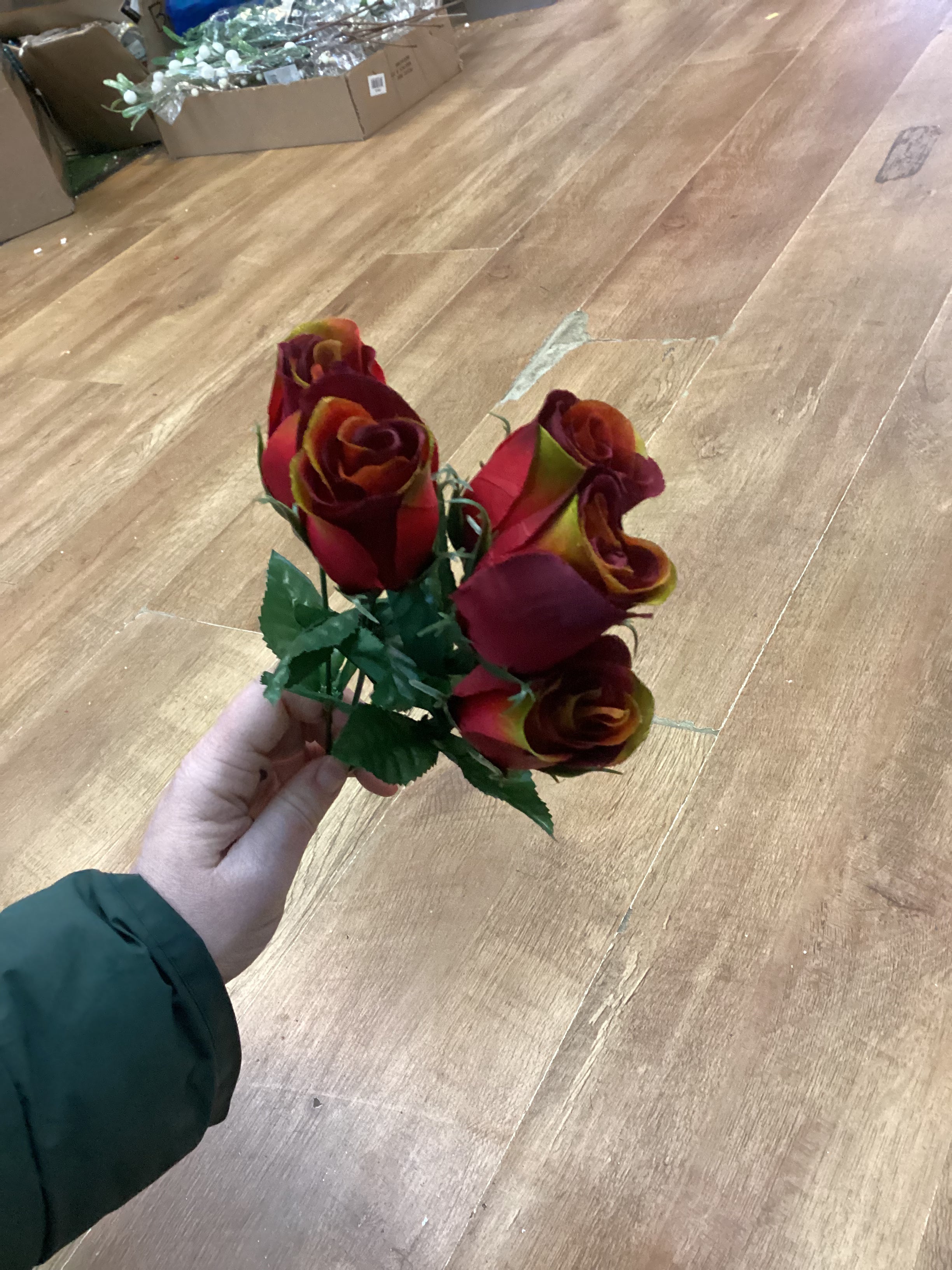 Closed rose bunch - 3 colours available
