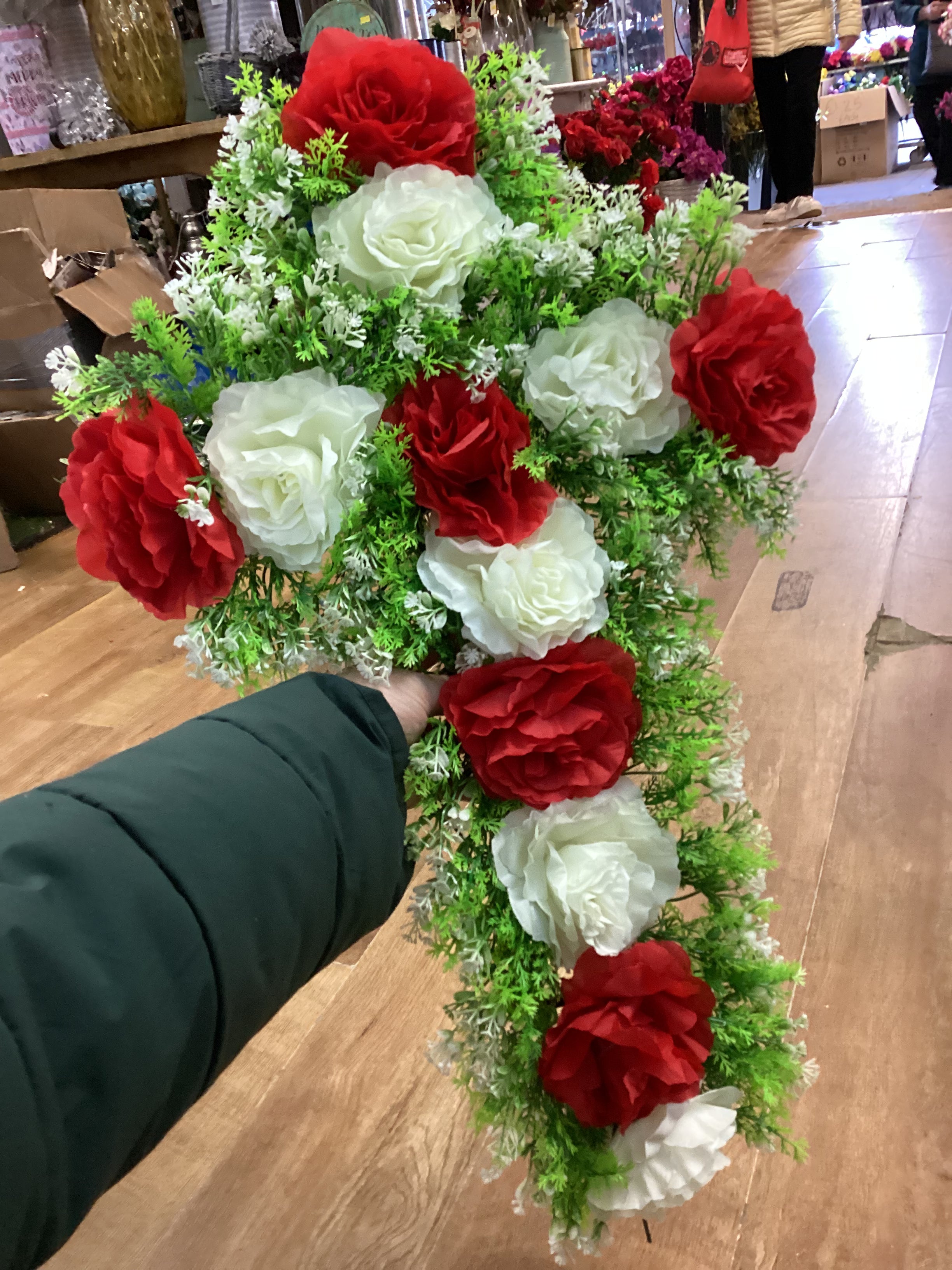 70x40cm red and ivory rose cross