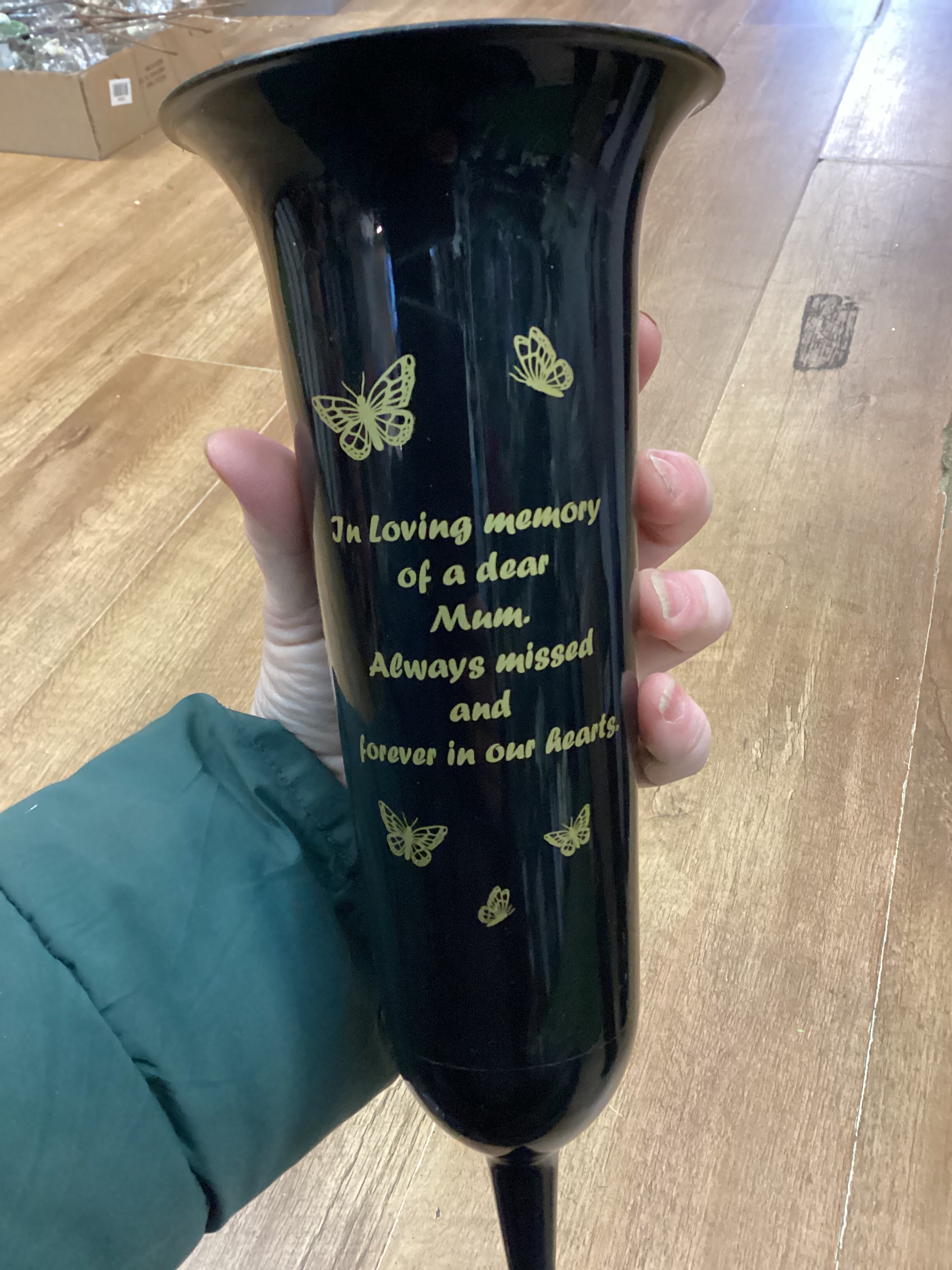 A dear mum glossy black and gold grave spike