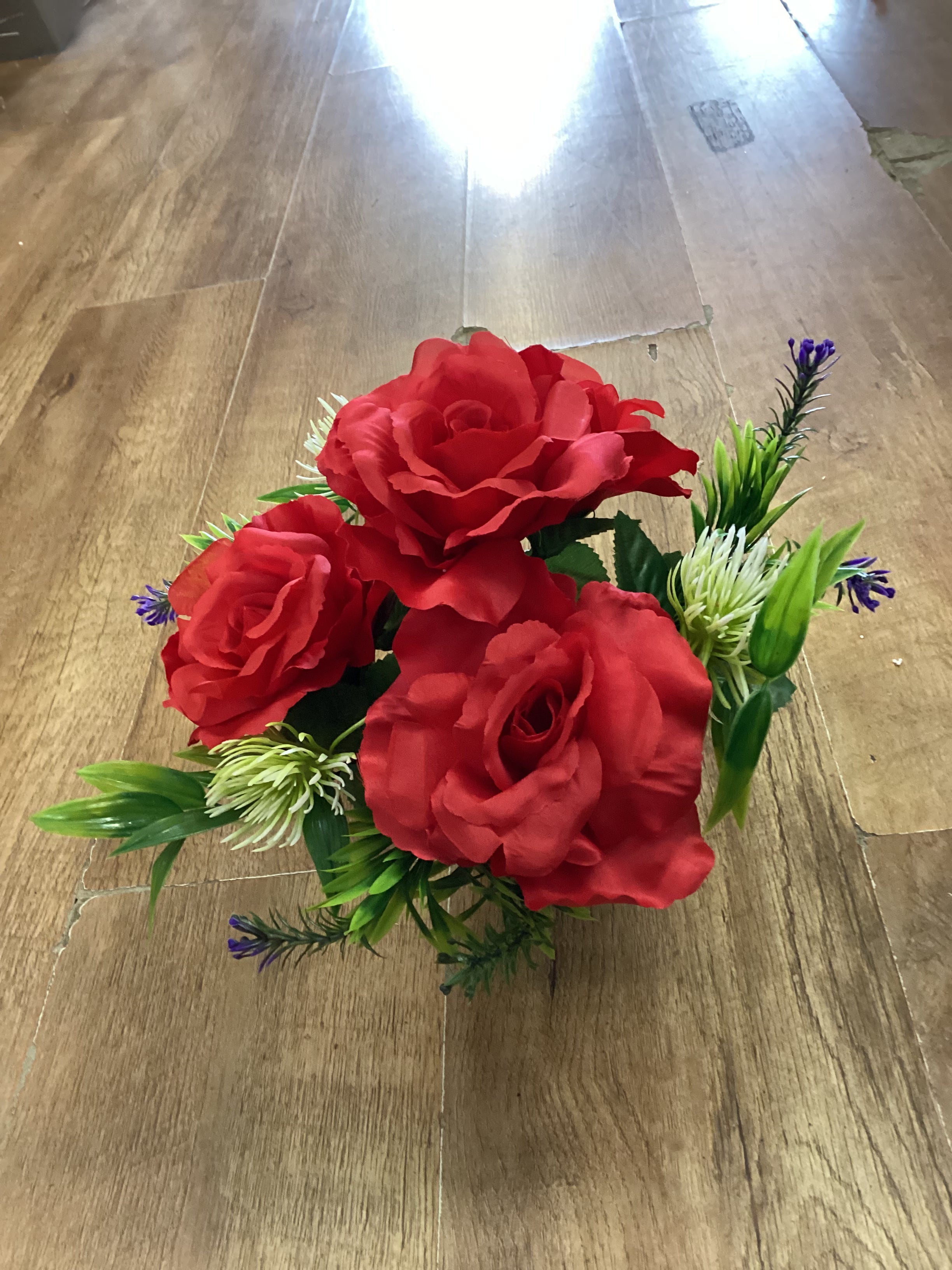 Red rose and allium gravepot