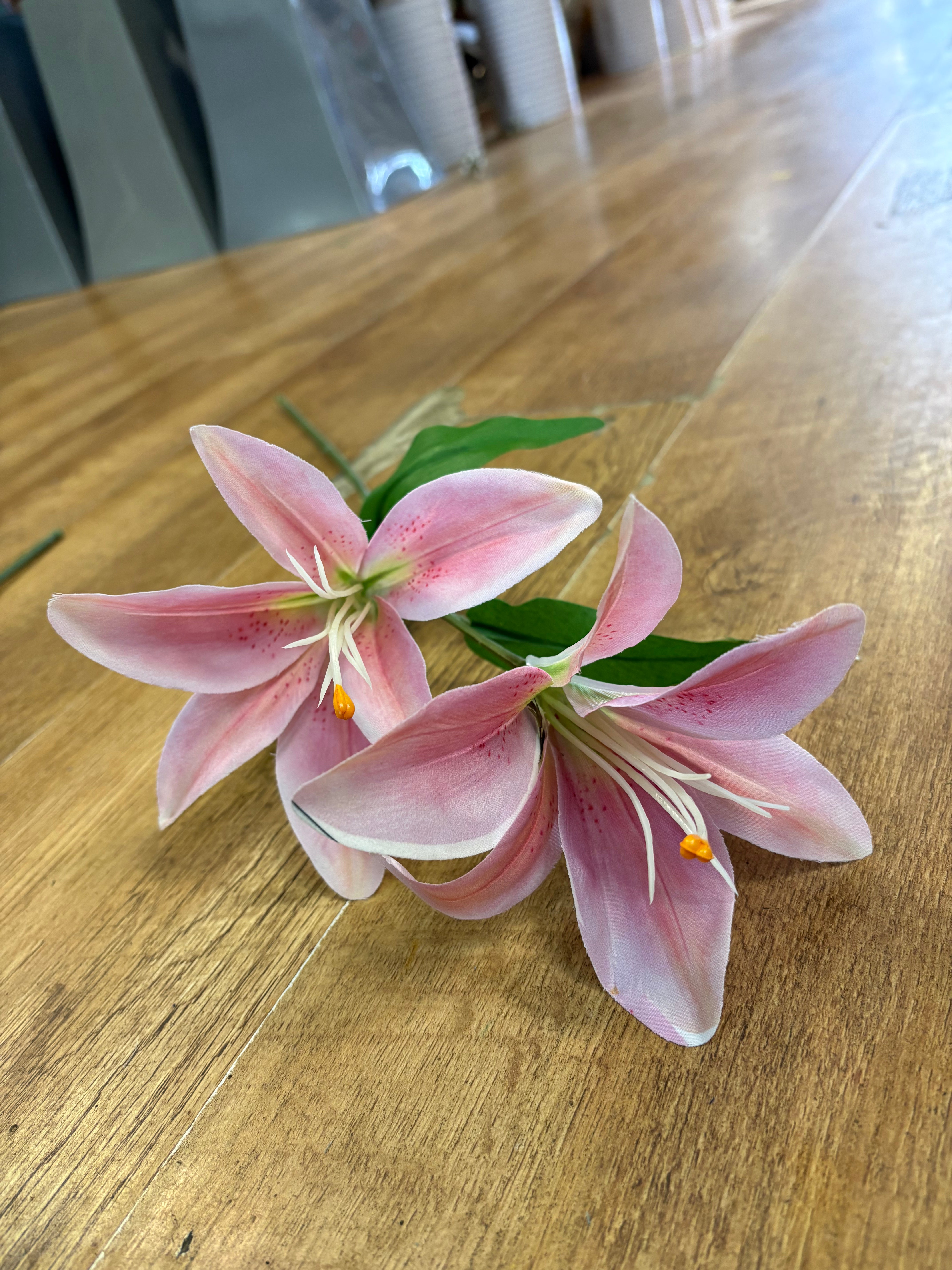 Long stem lily - 2 colours available