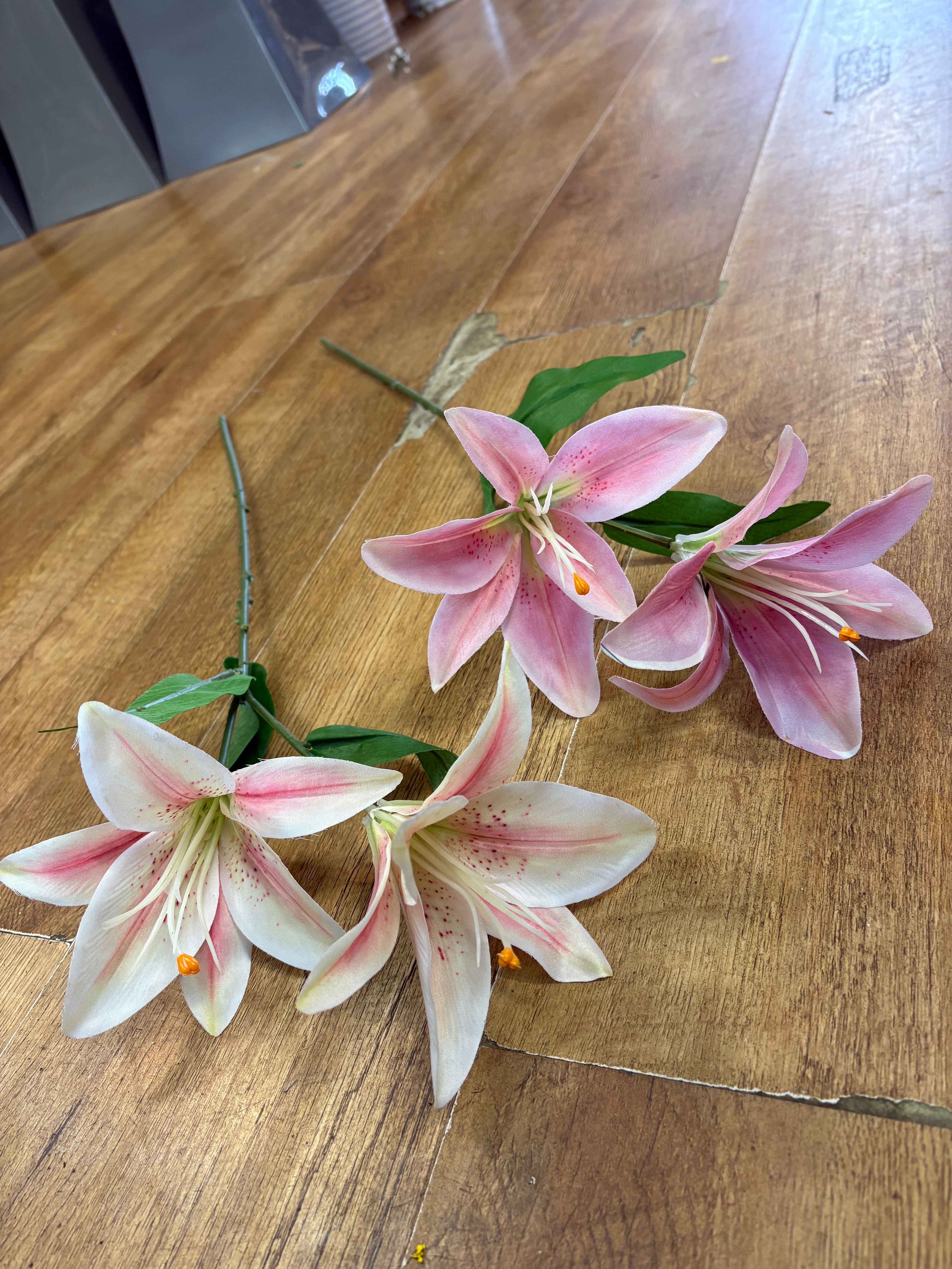 Long stem lily - 2 colours available