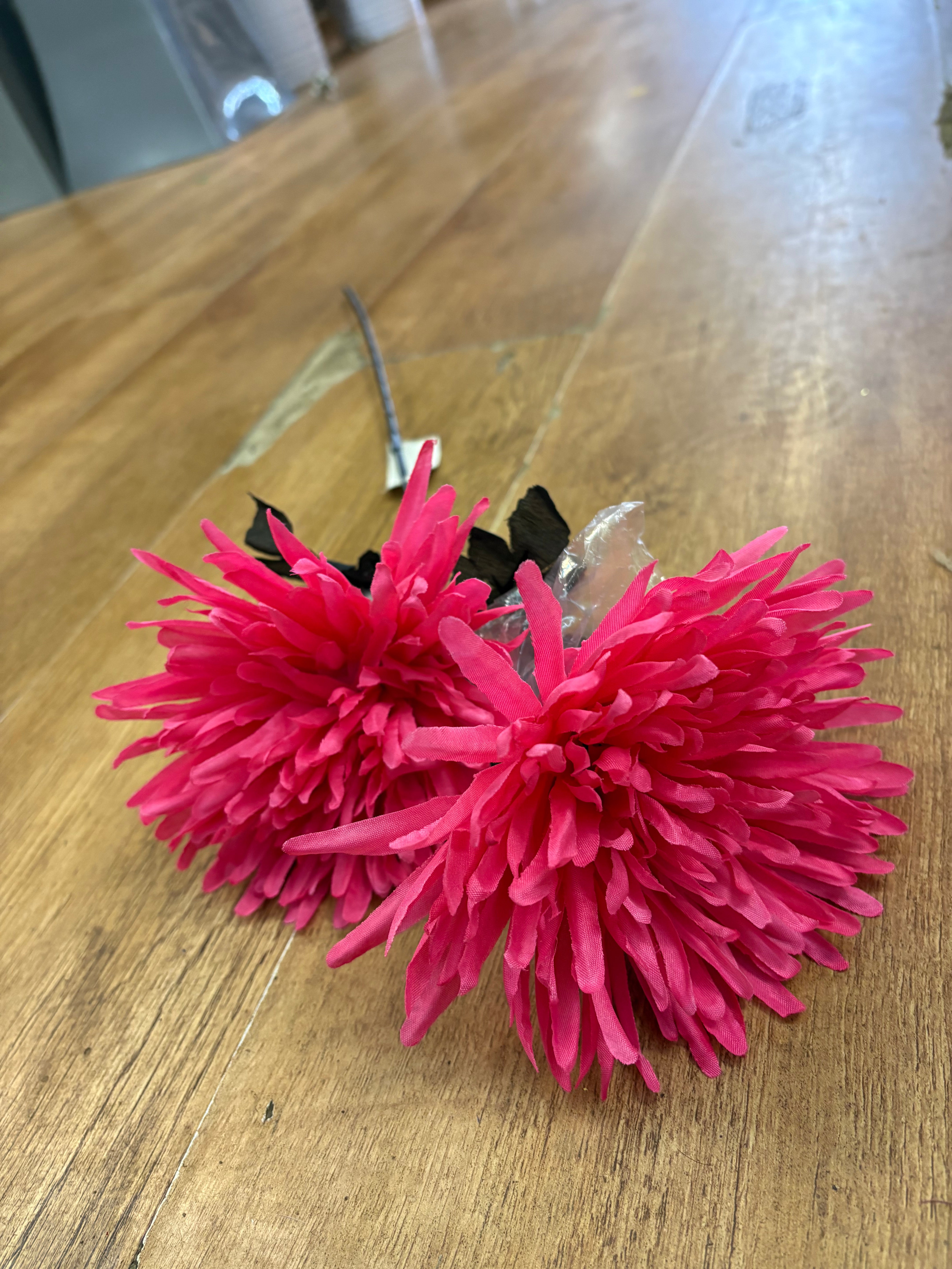 Long stem spiky mum - 2 colours available