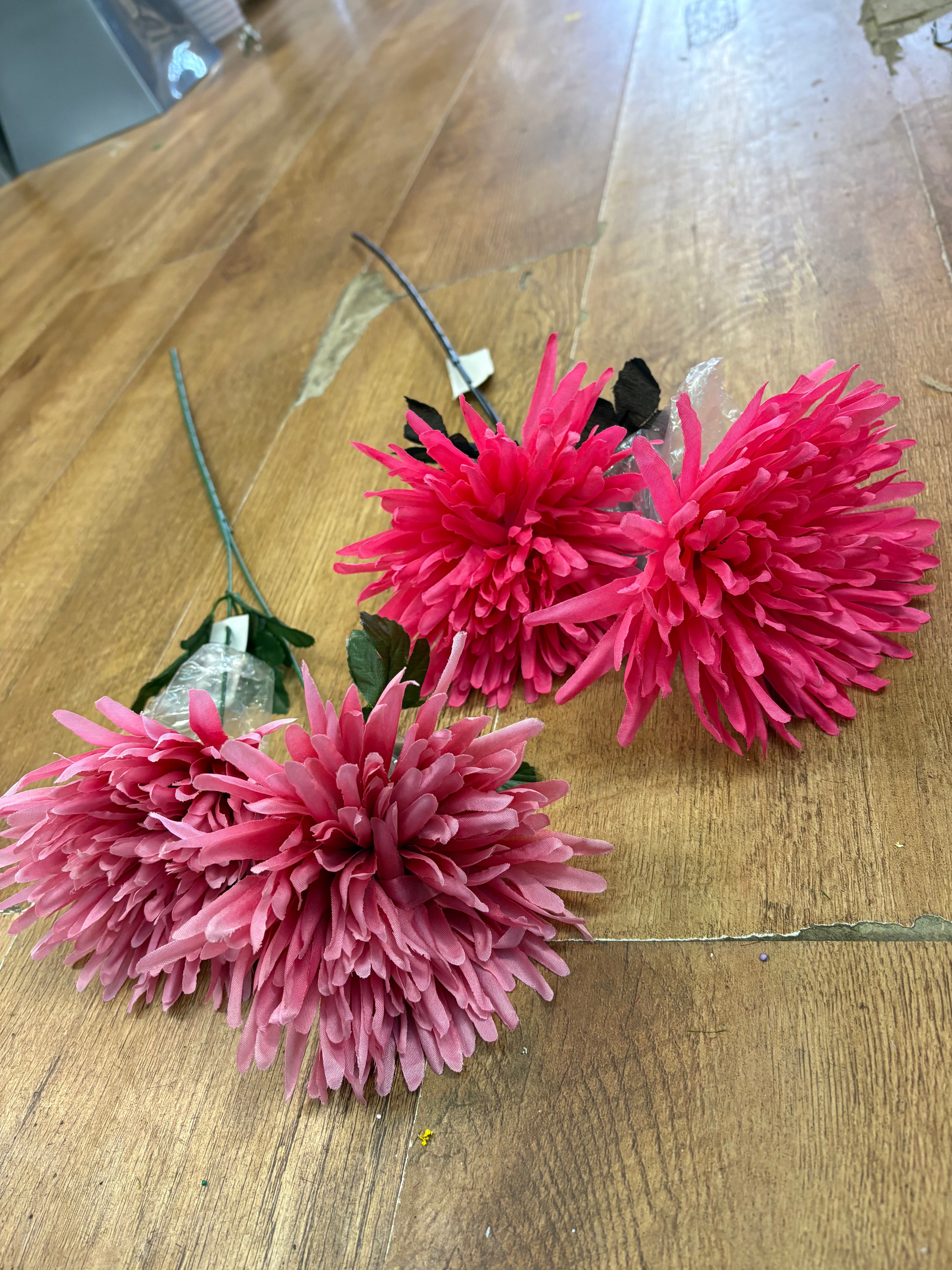 Long stem spiky mum - 2 colours available