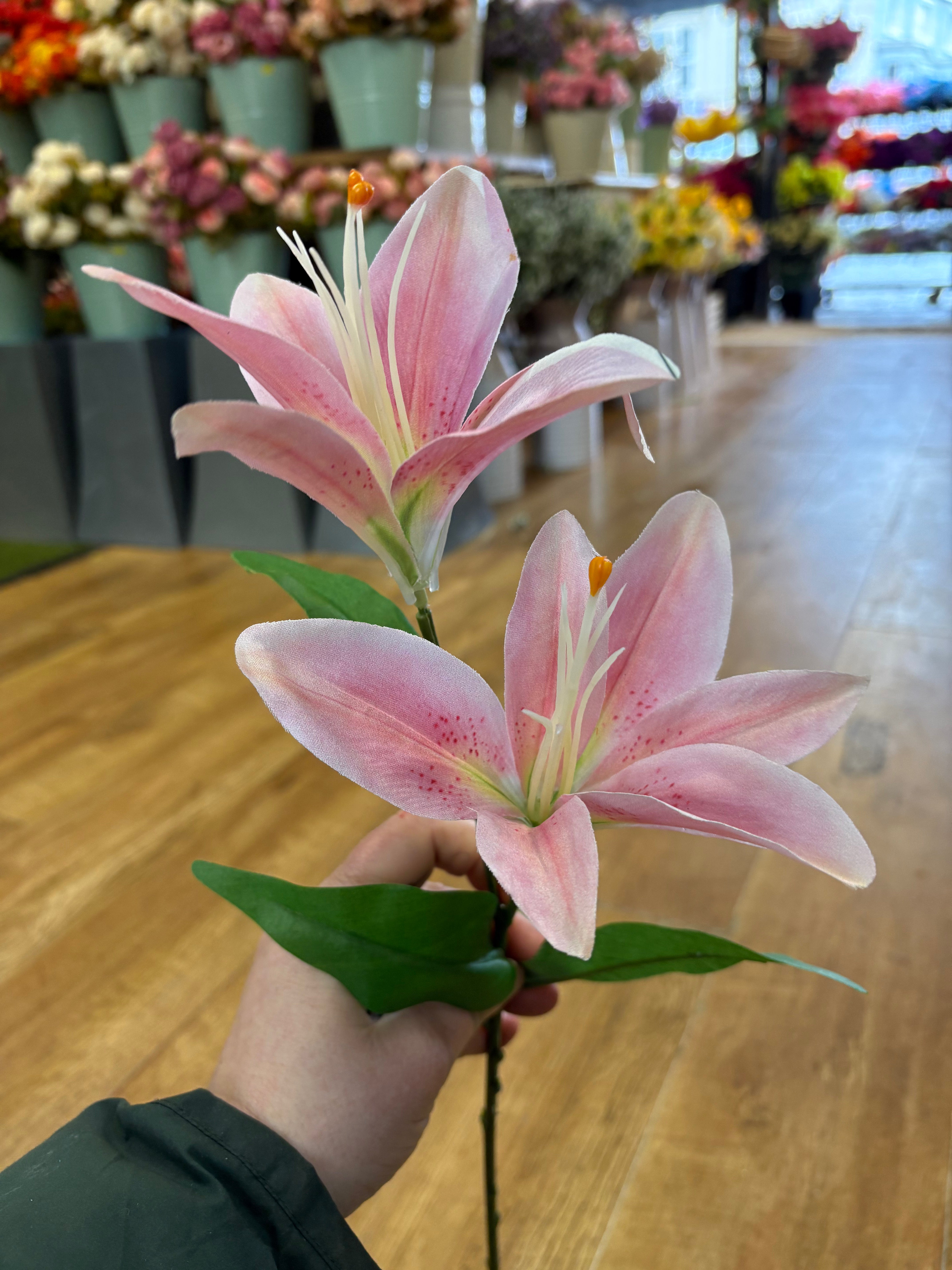 Long stem lily - 2 colours available