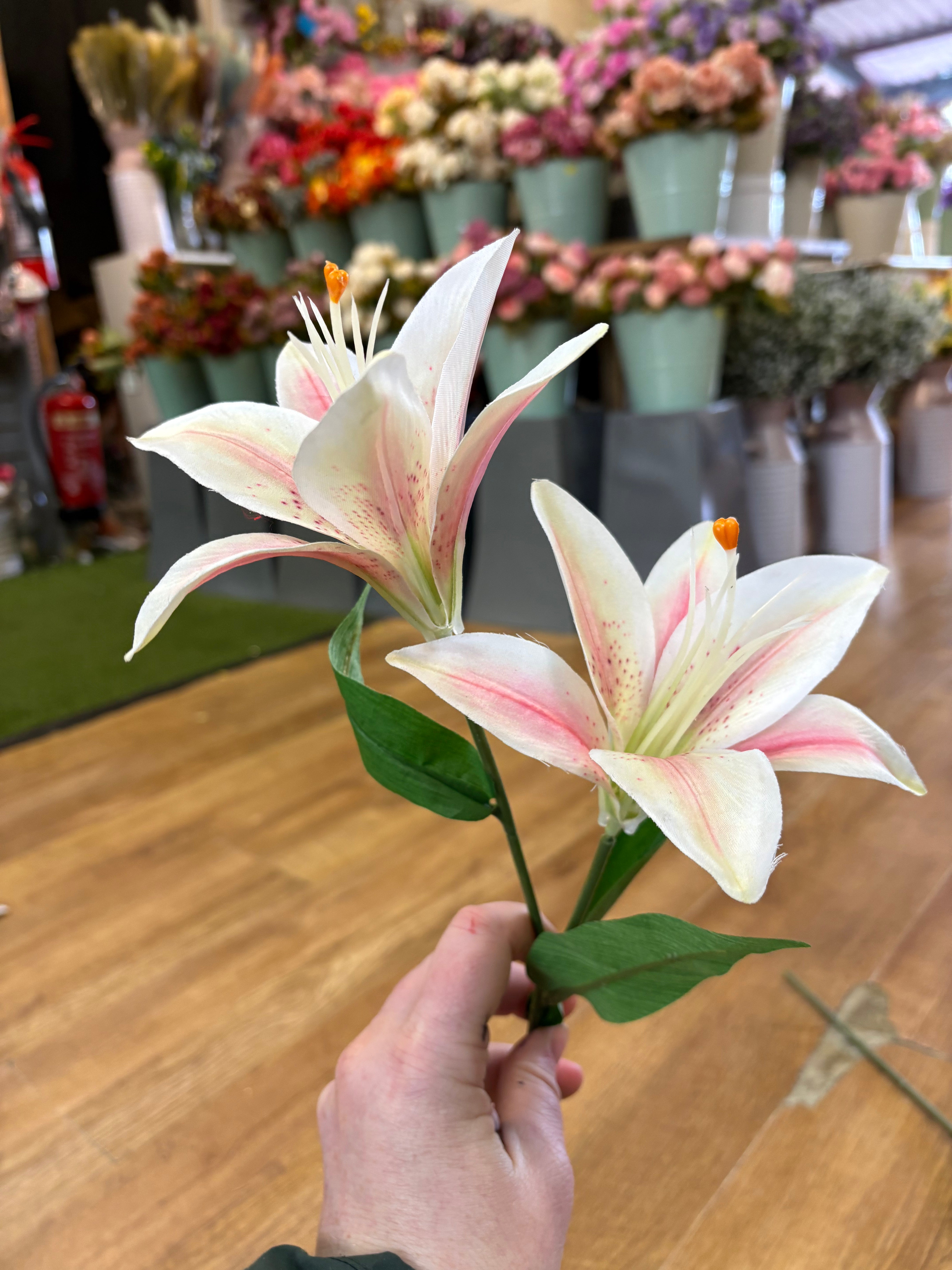 Long stem lily - 2 colours available