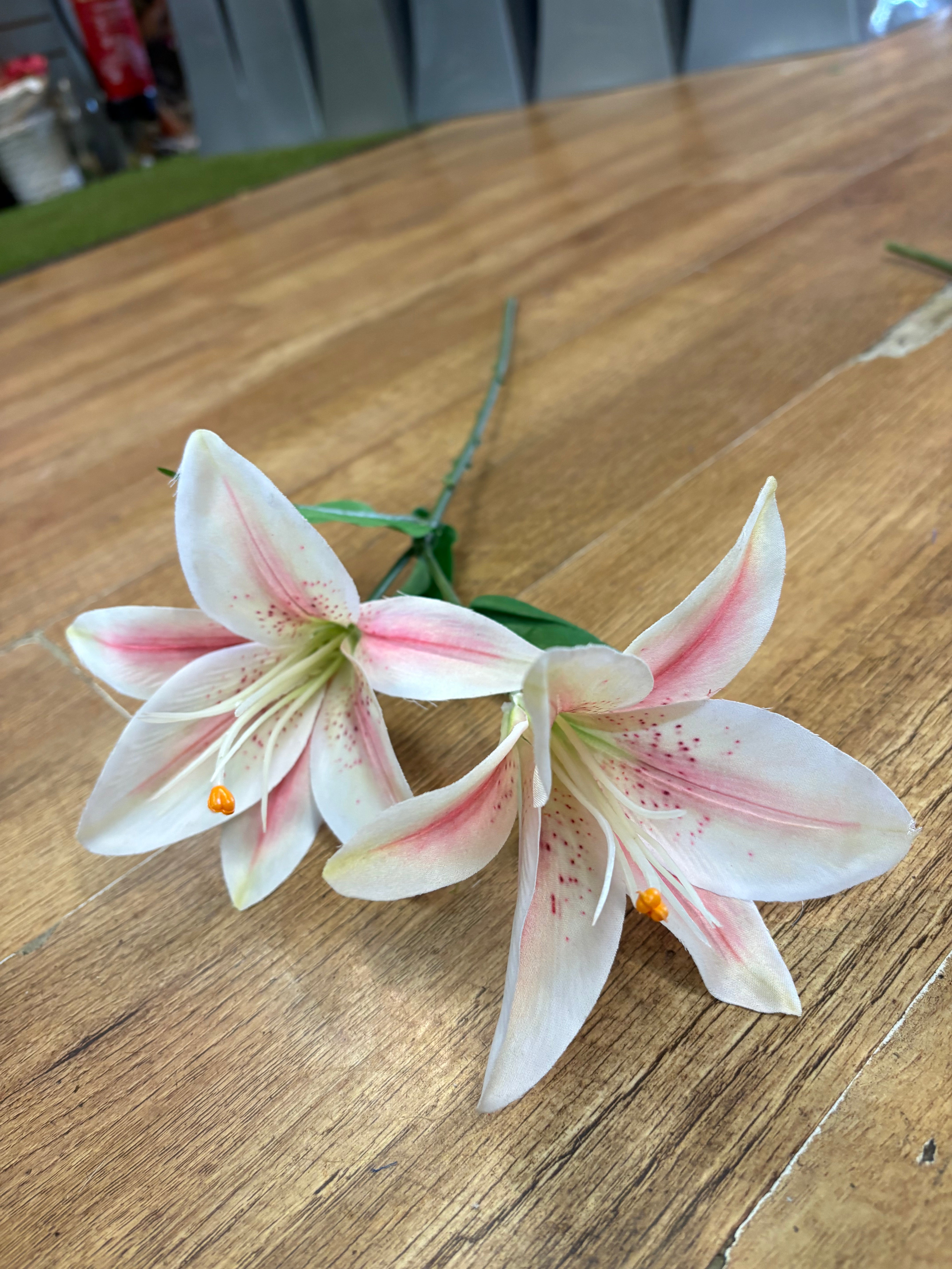 Long stem lily - 2 colours available