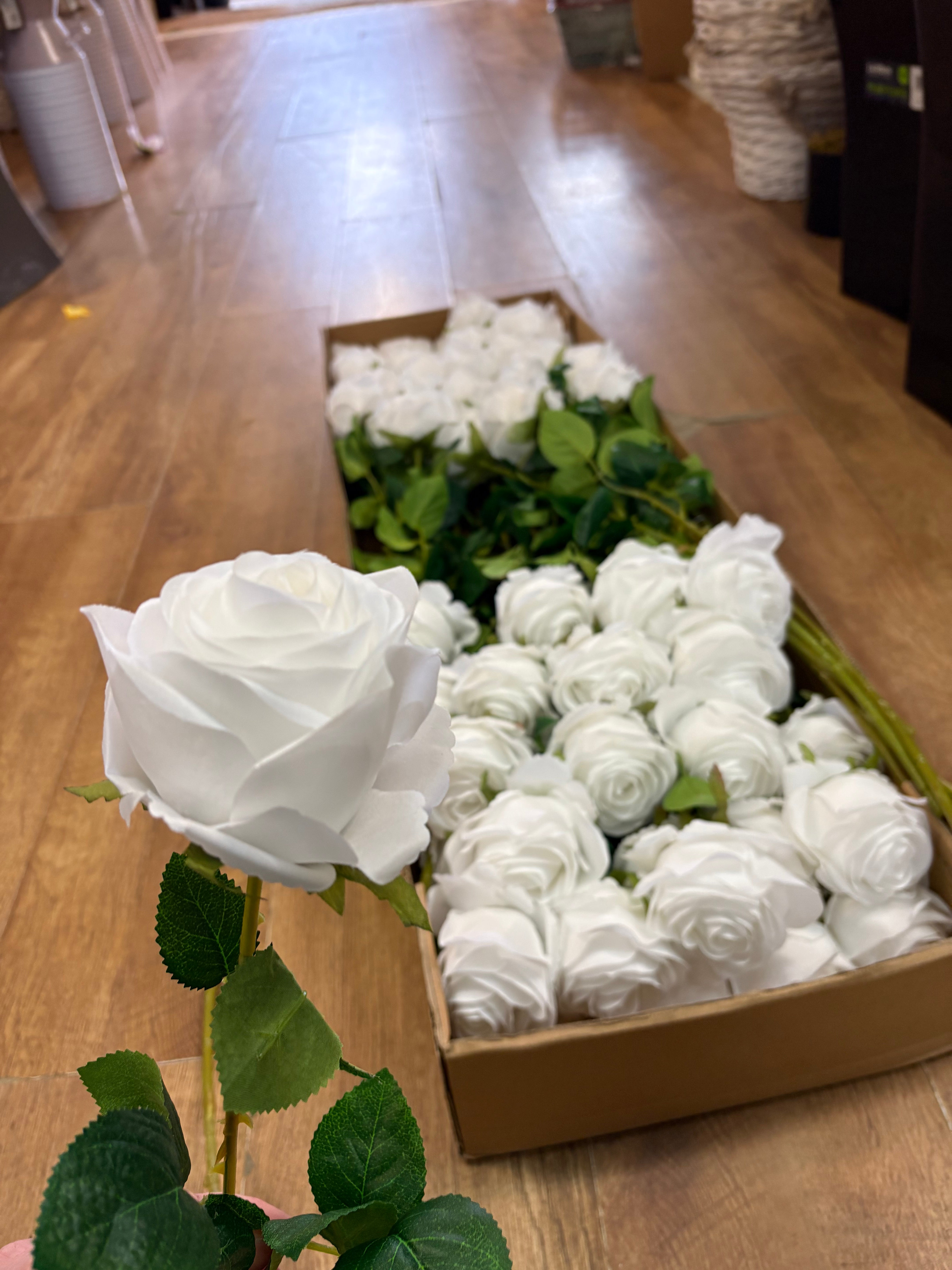 Box of 48 white harper rose (head approx 10cm)