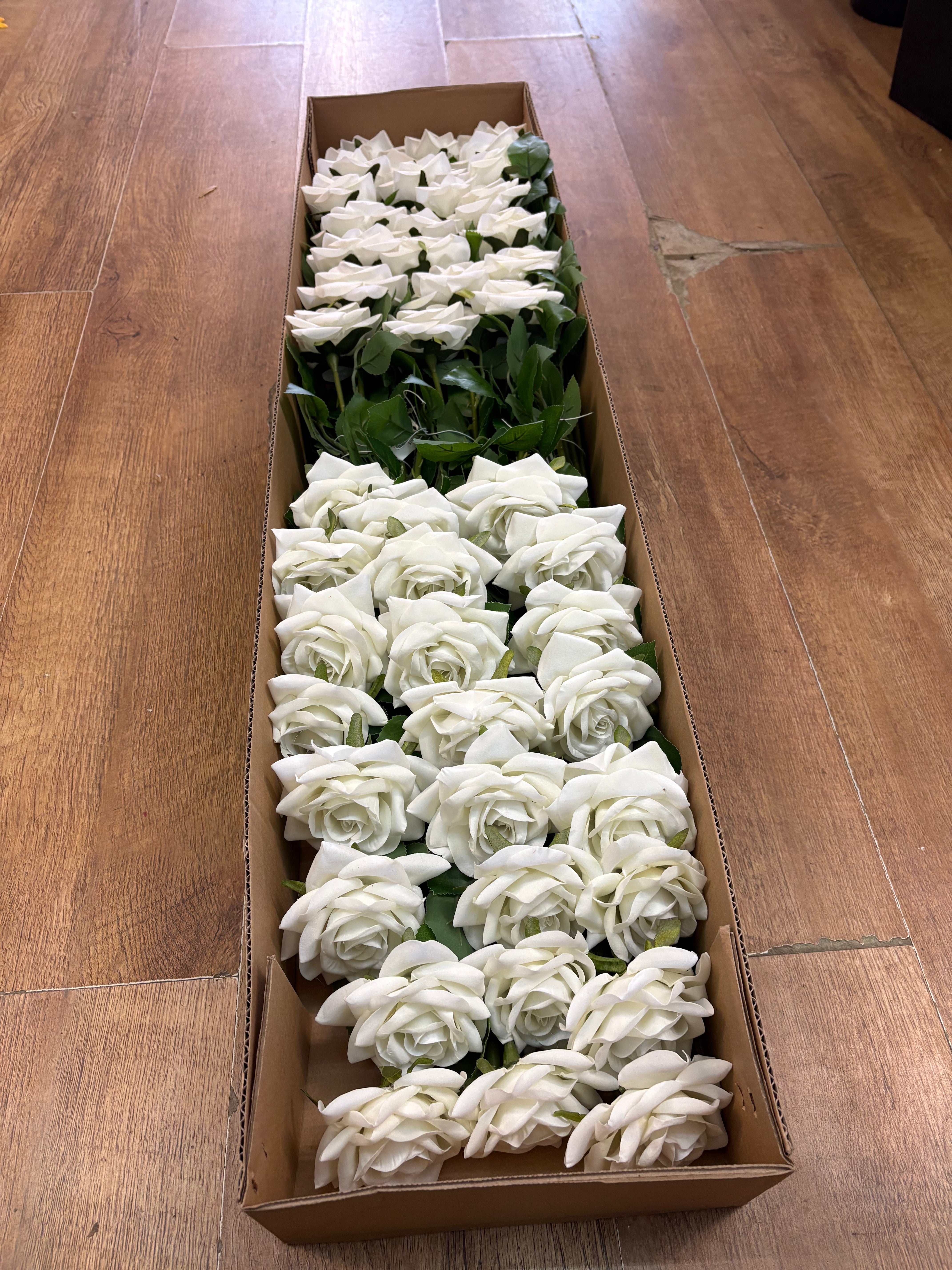 Box of 48 ivory Esme rose (head approx 11cm)