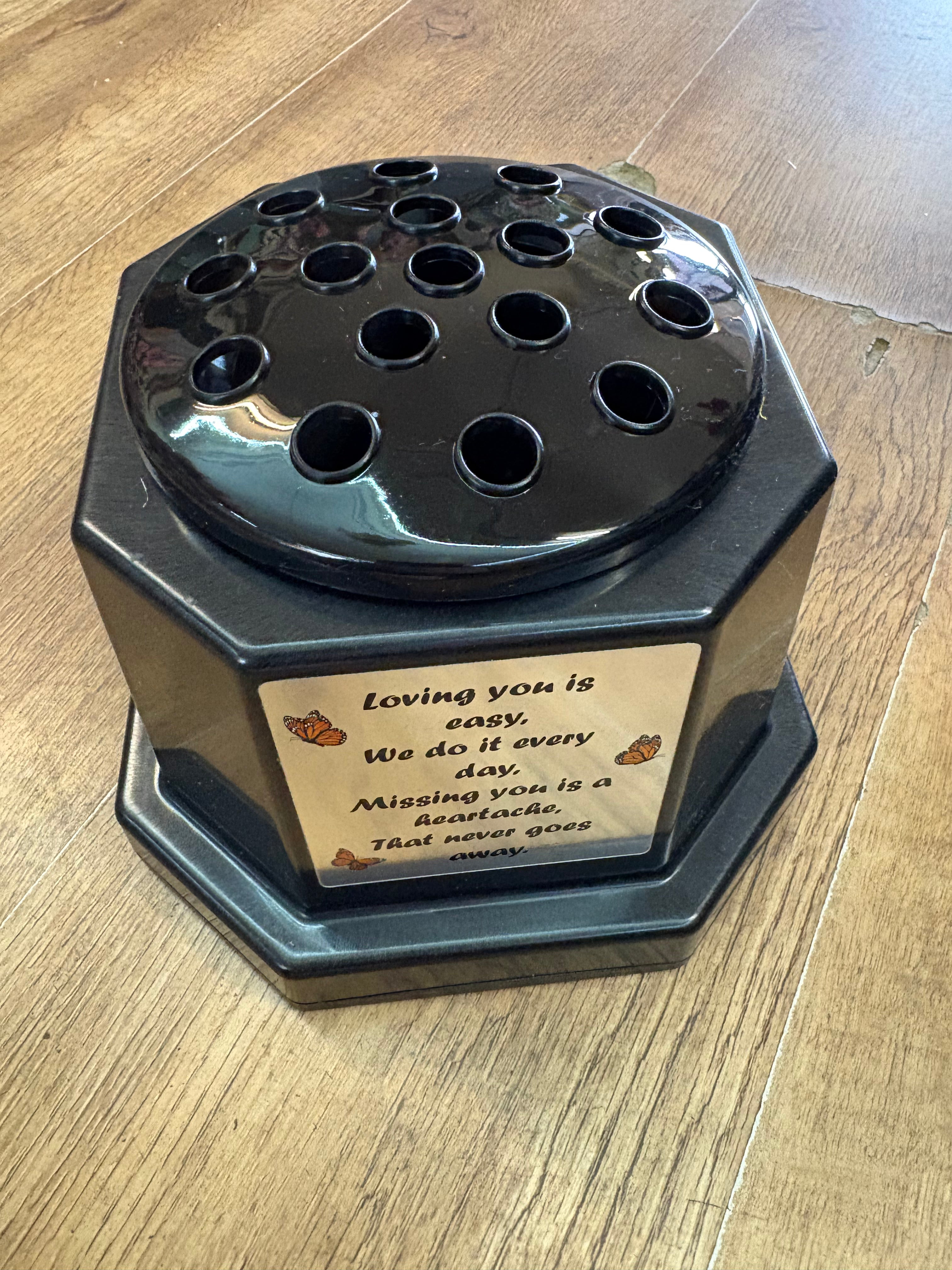 ‘Loving you is easy’ weighted stand and gravepot