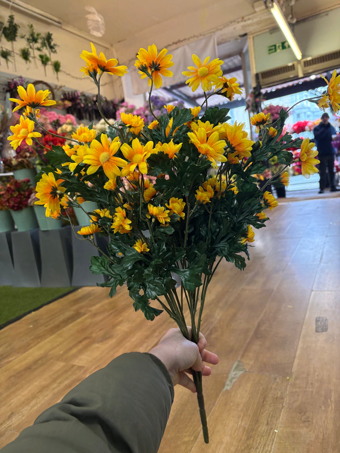 Large yellow mixed size daisy bunch