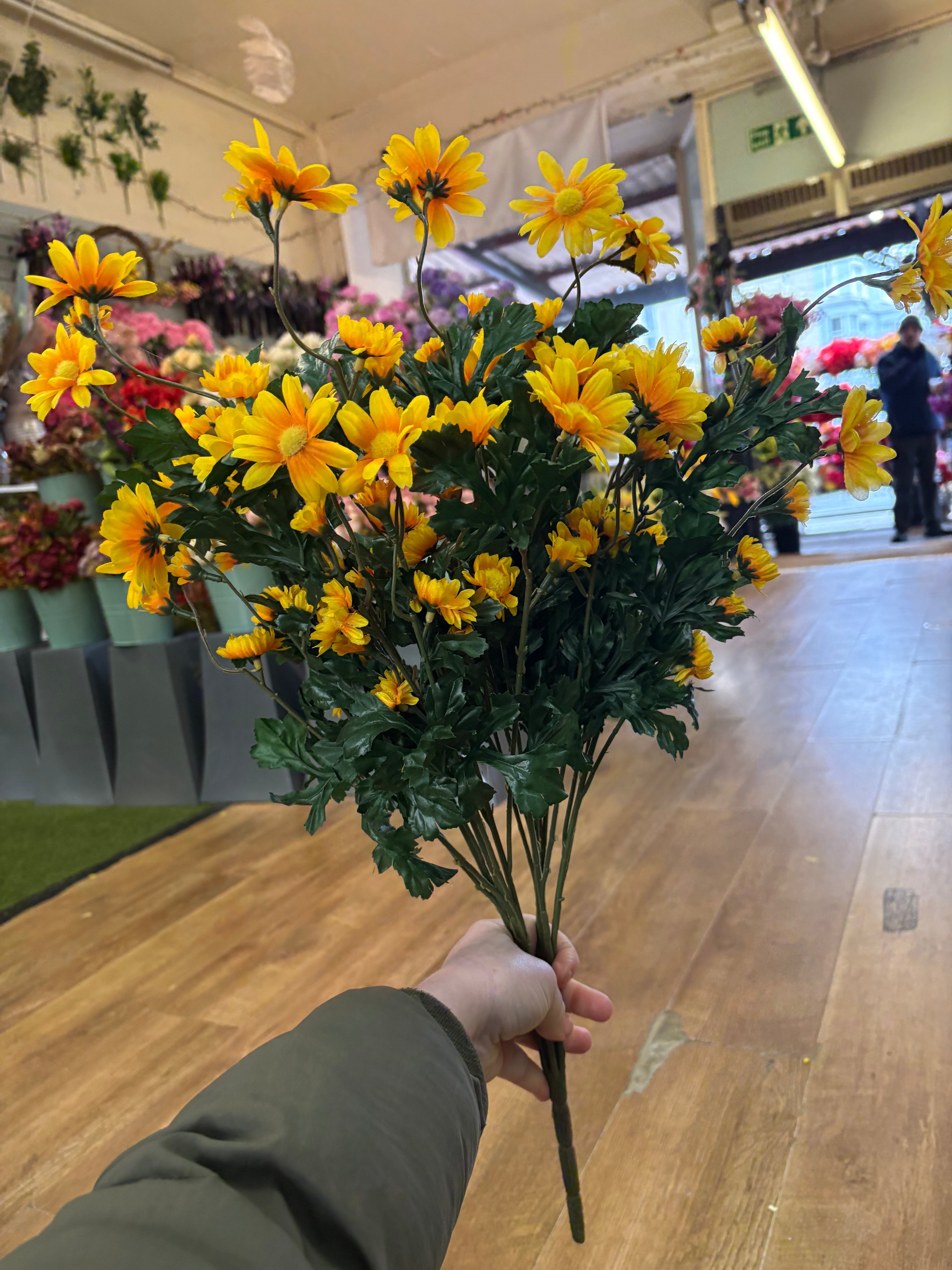 Large yellow mixed size daisy bunch