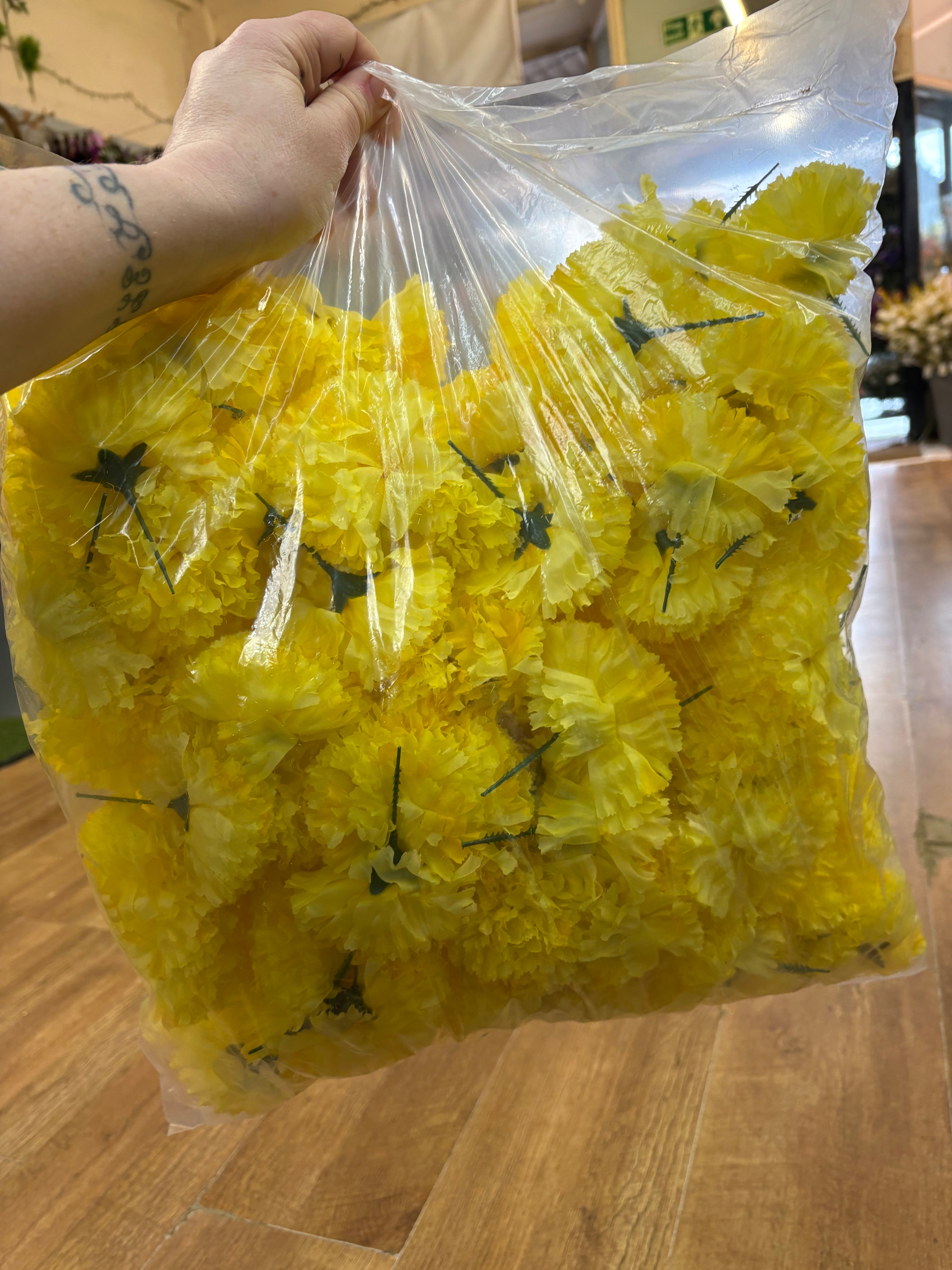 Bag of 144 yellow carnation picks