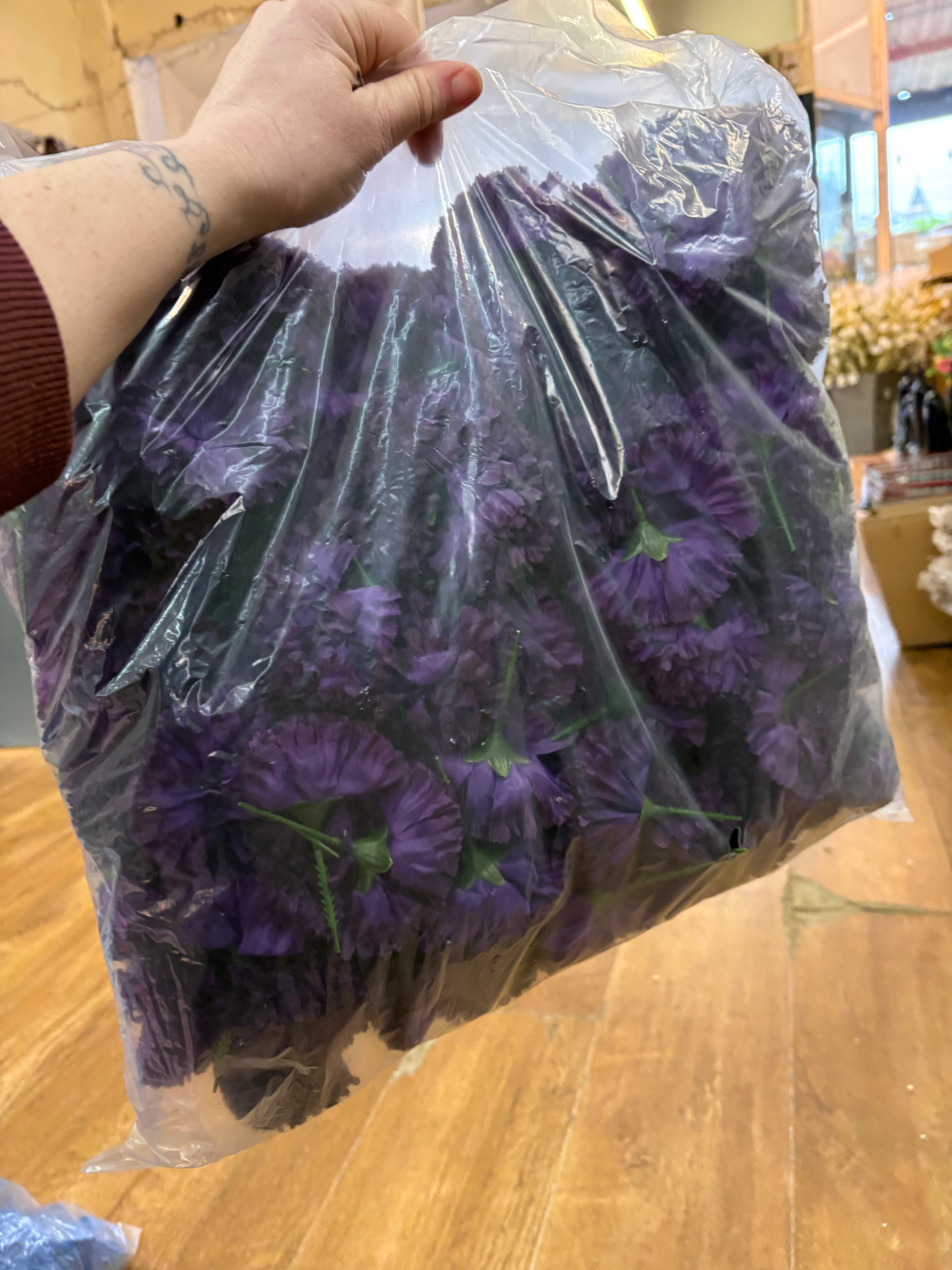 Bag of 144 purple carnation picks