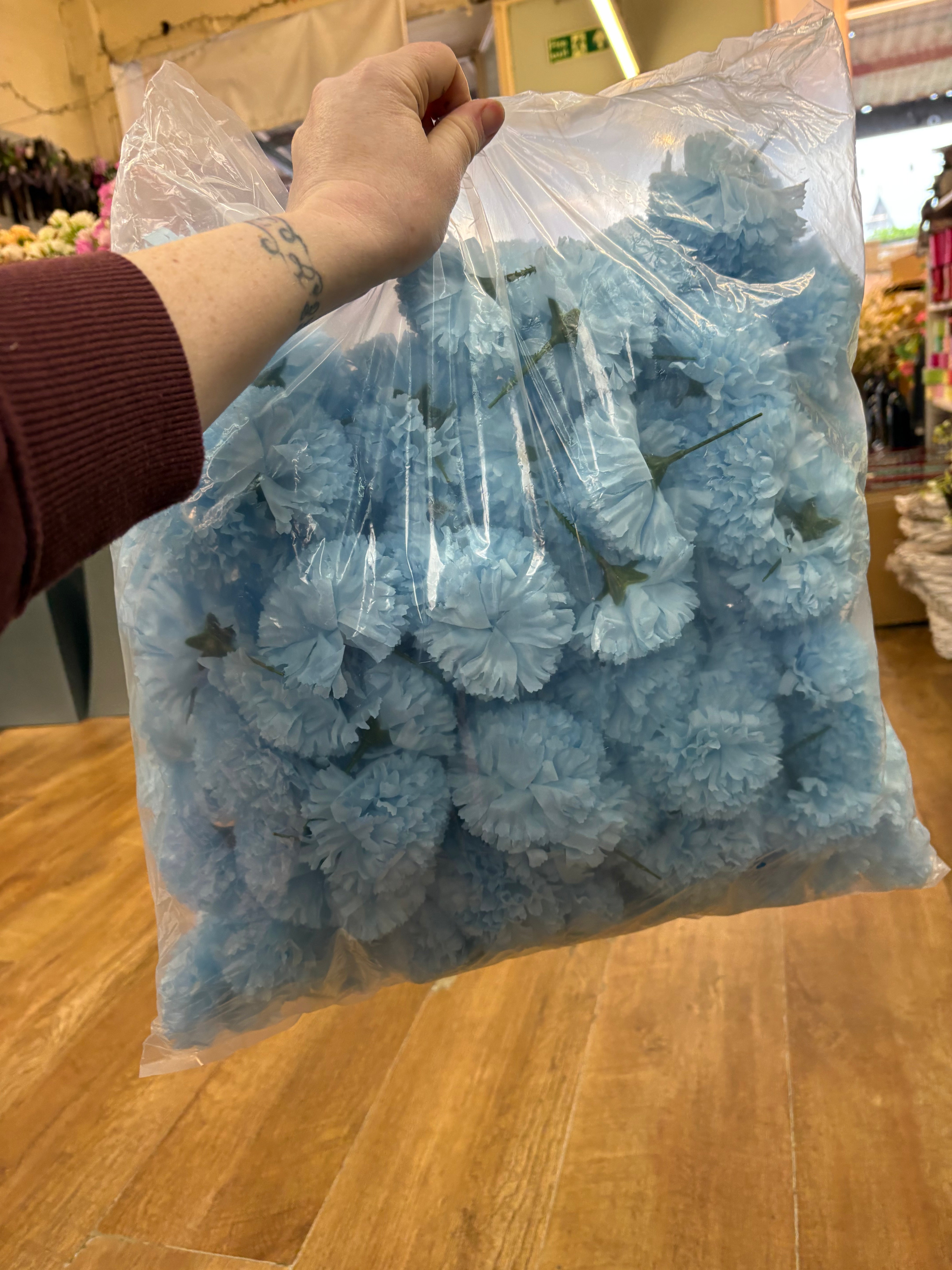 Bag of 144 pale blue carnation picks