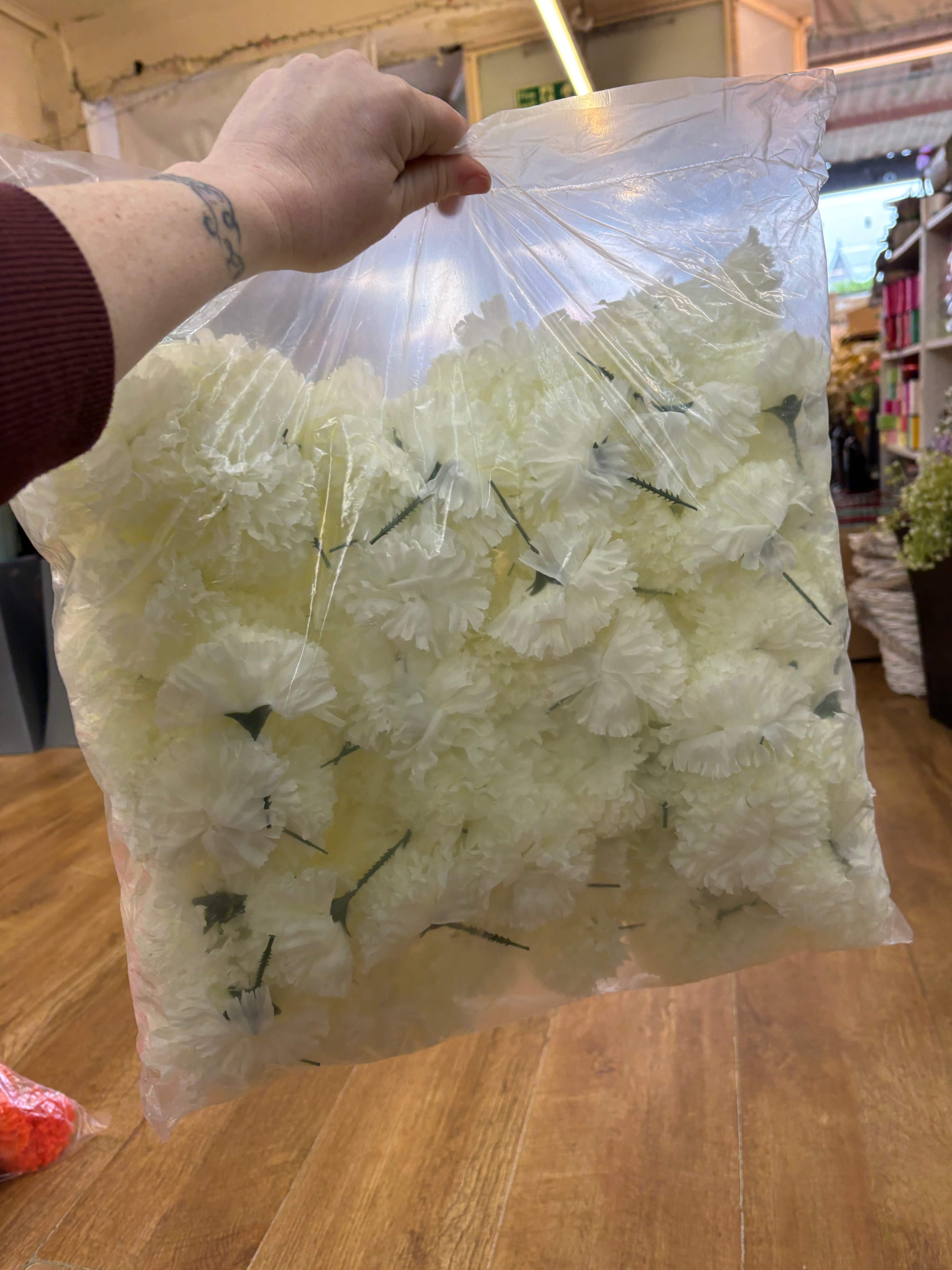 Bag of 144 ivory carnation picks