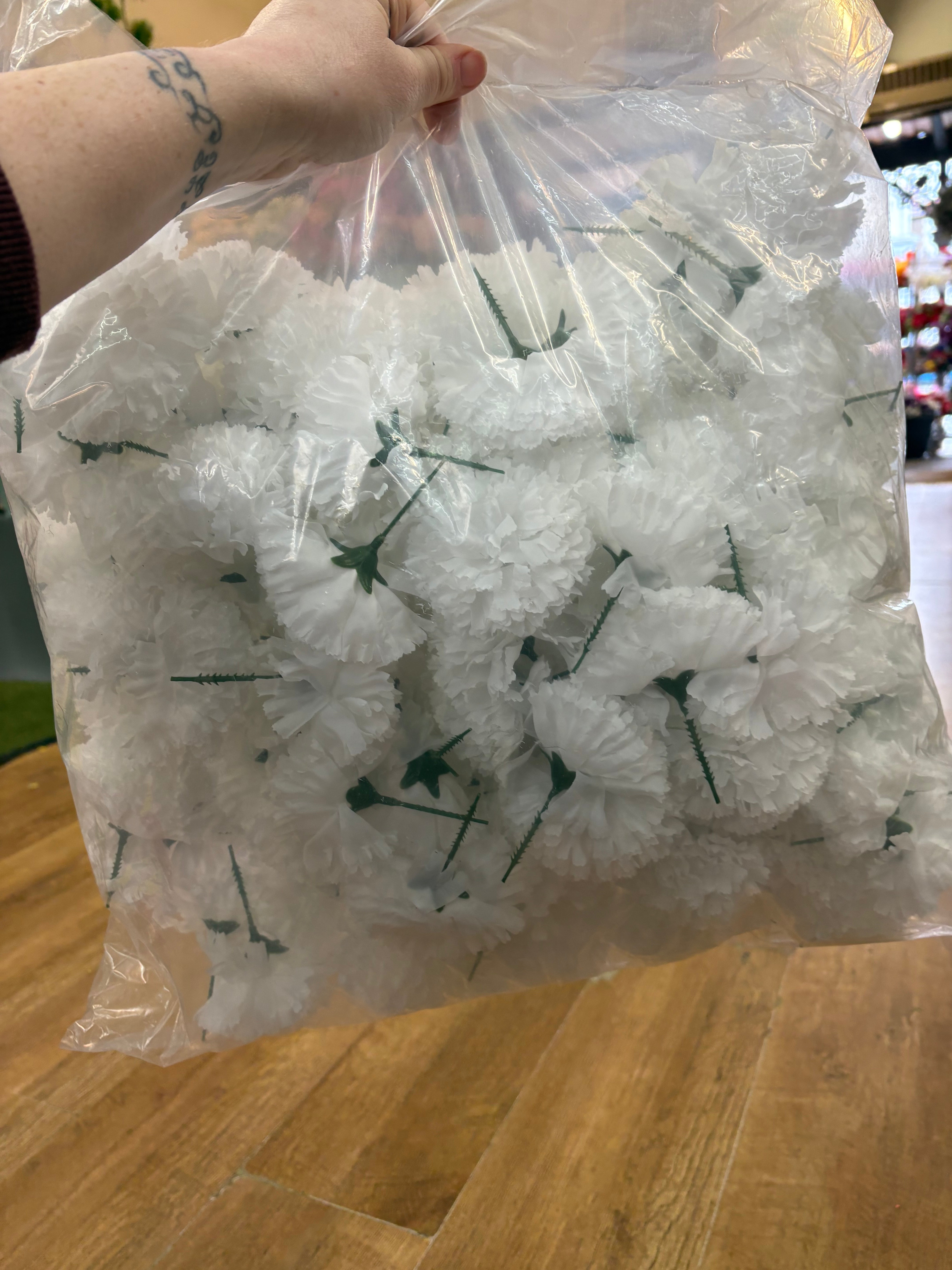 Bag of 144 white carnation picks