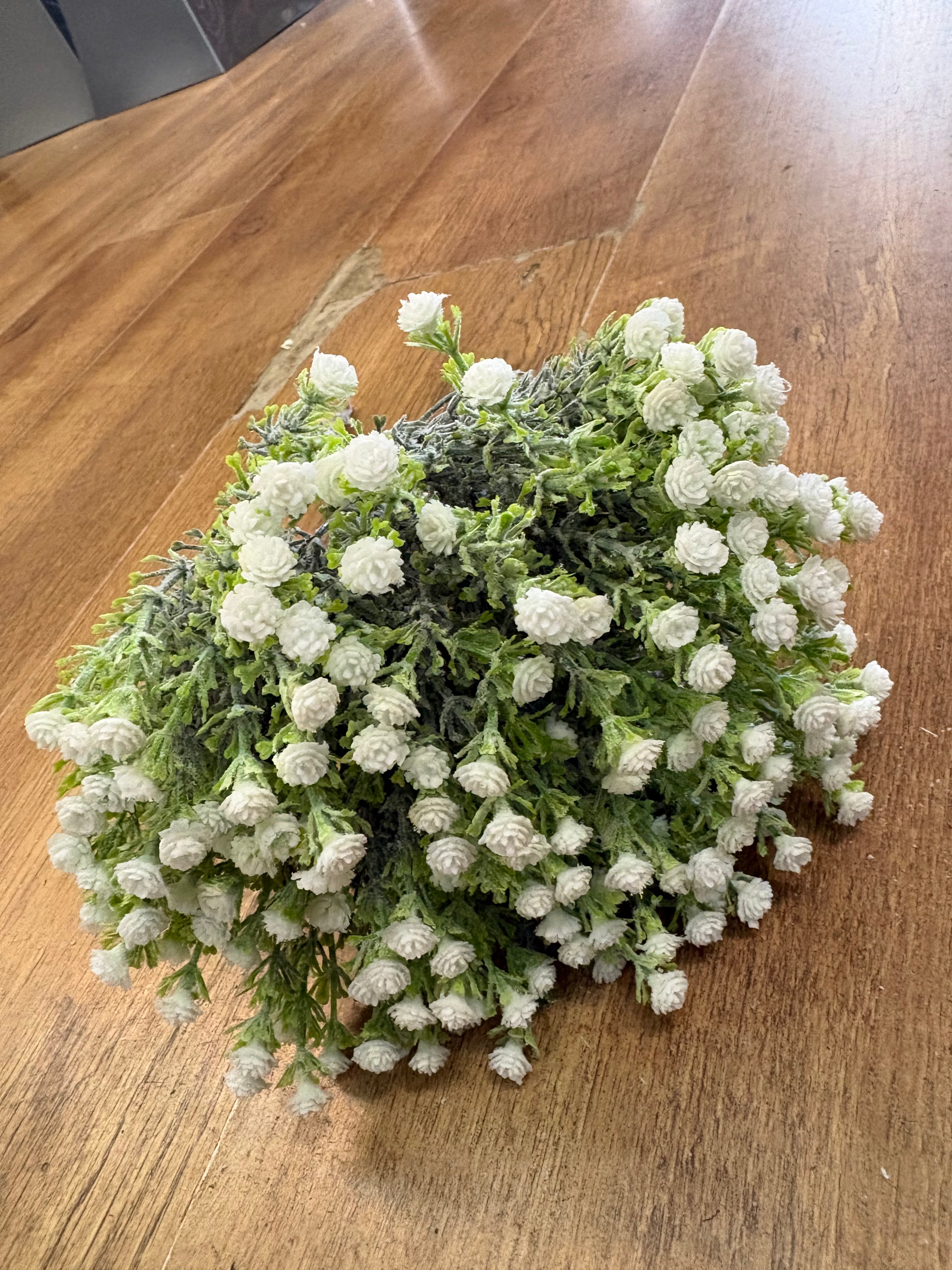 Bundle of 10 white gypsophila picks