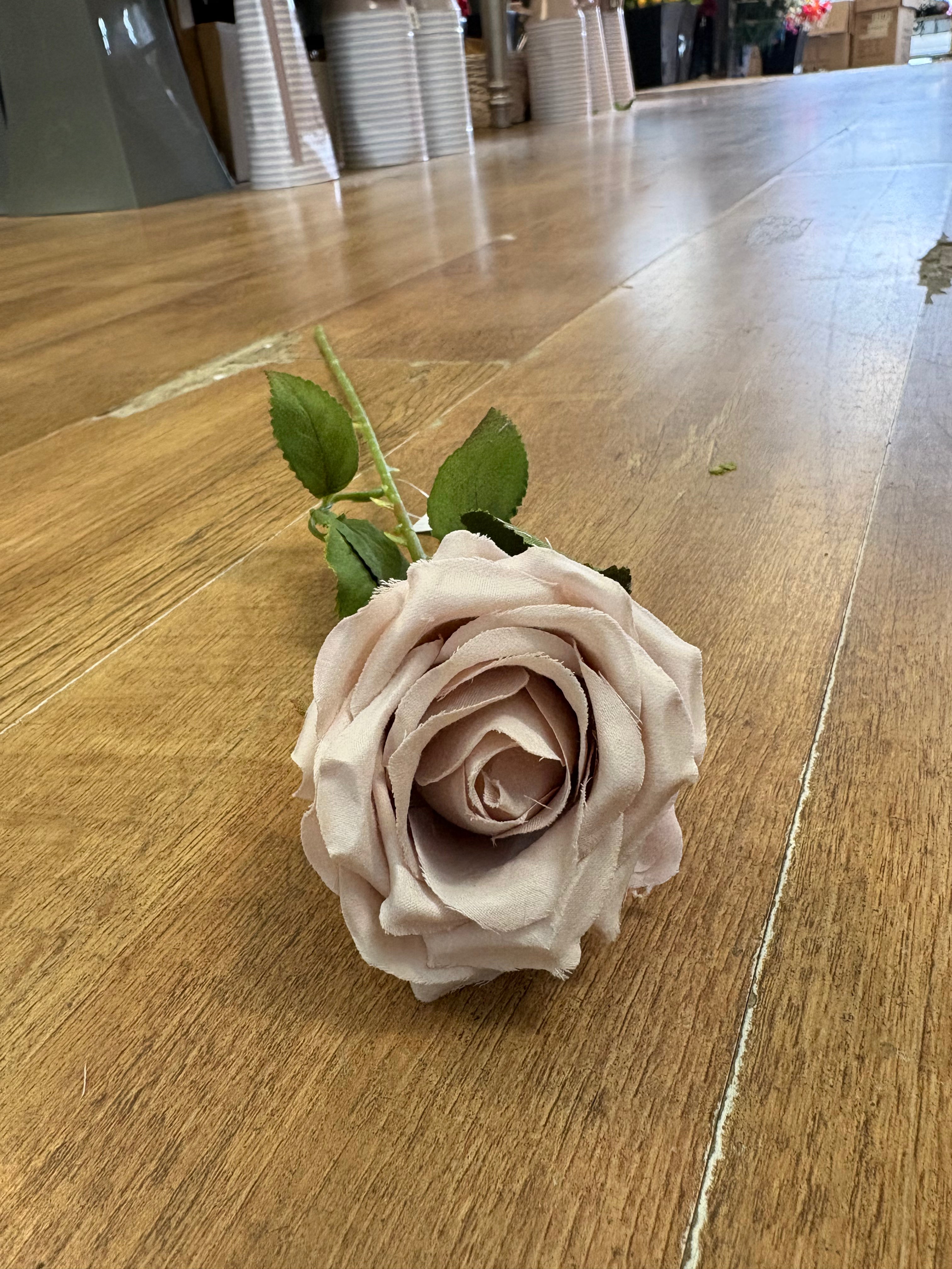 Long stem nude Amira rose (head approx 8cm)