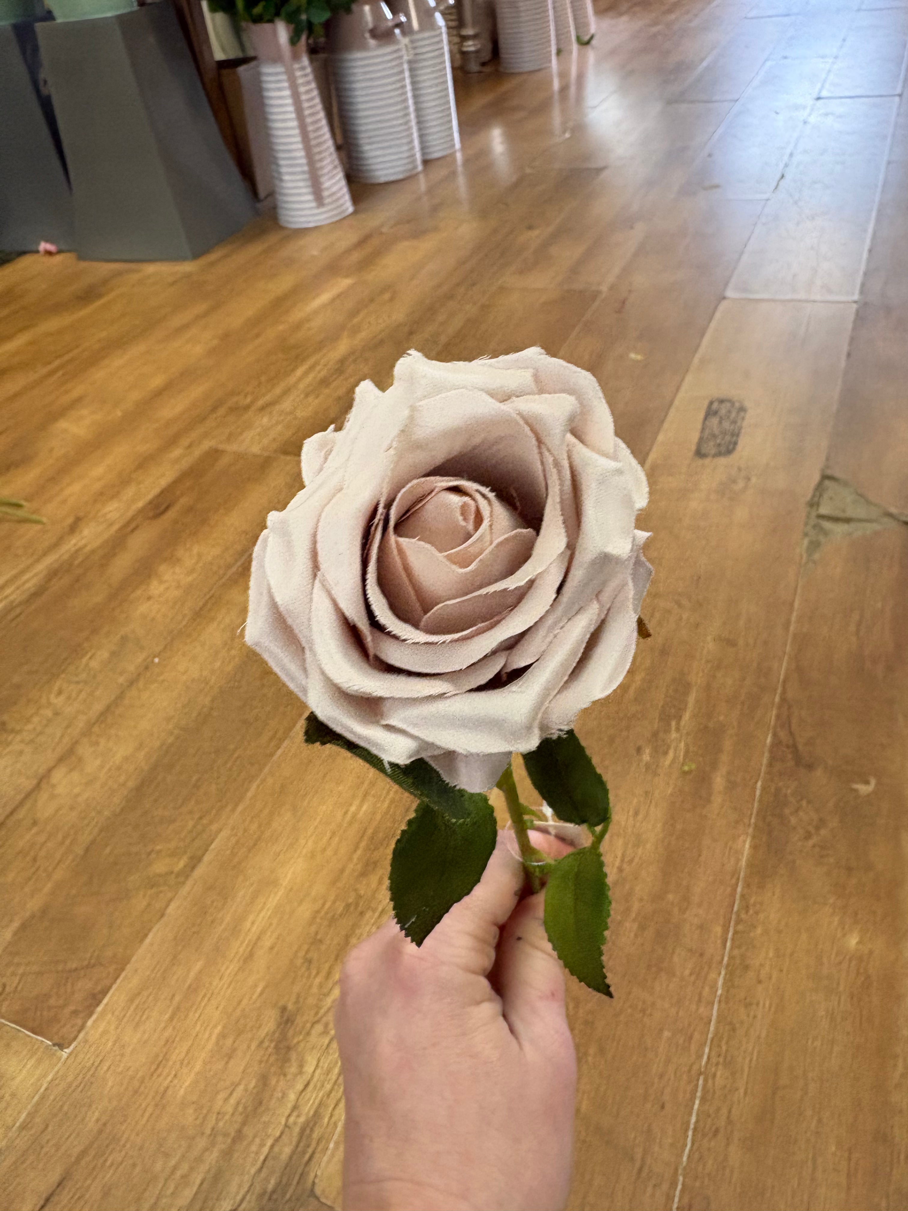 Long stem nude Amira rose (head approx 8cm)