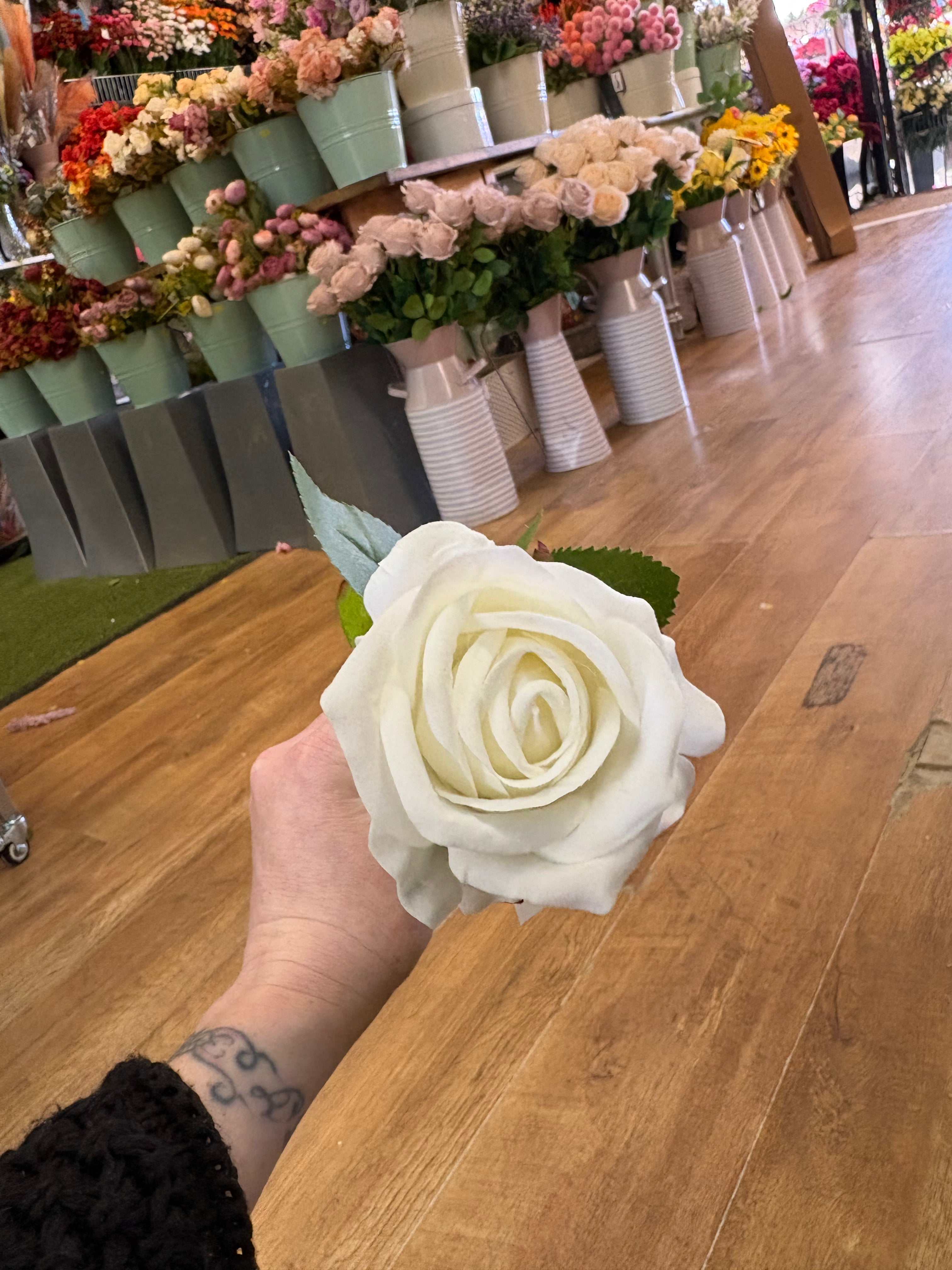 Long stem ivory small single rose
