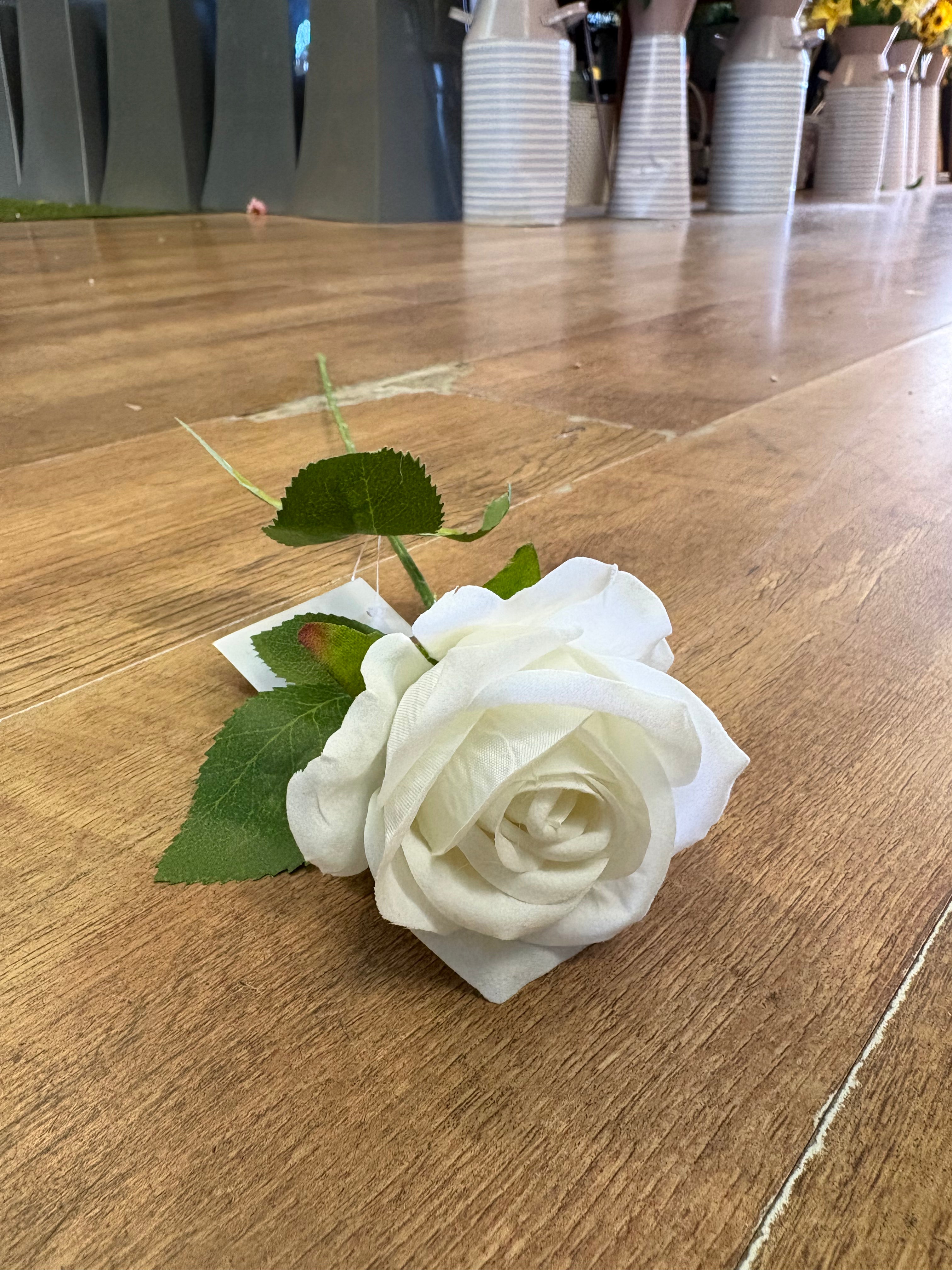 Long stem ivory small single rose