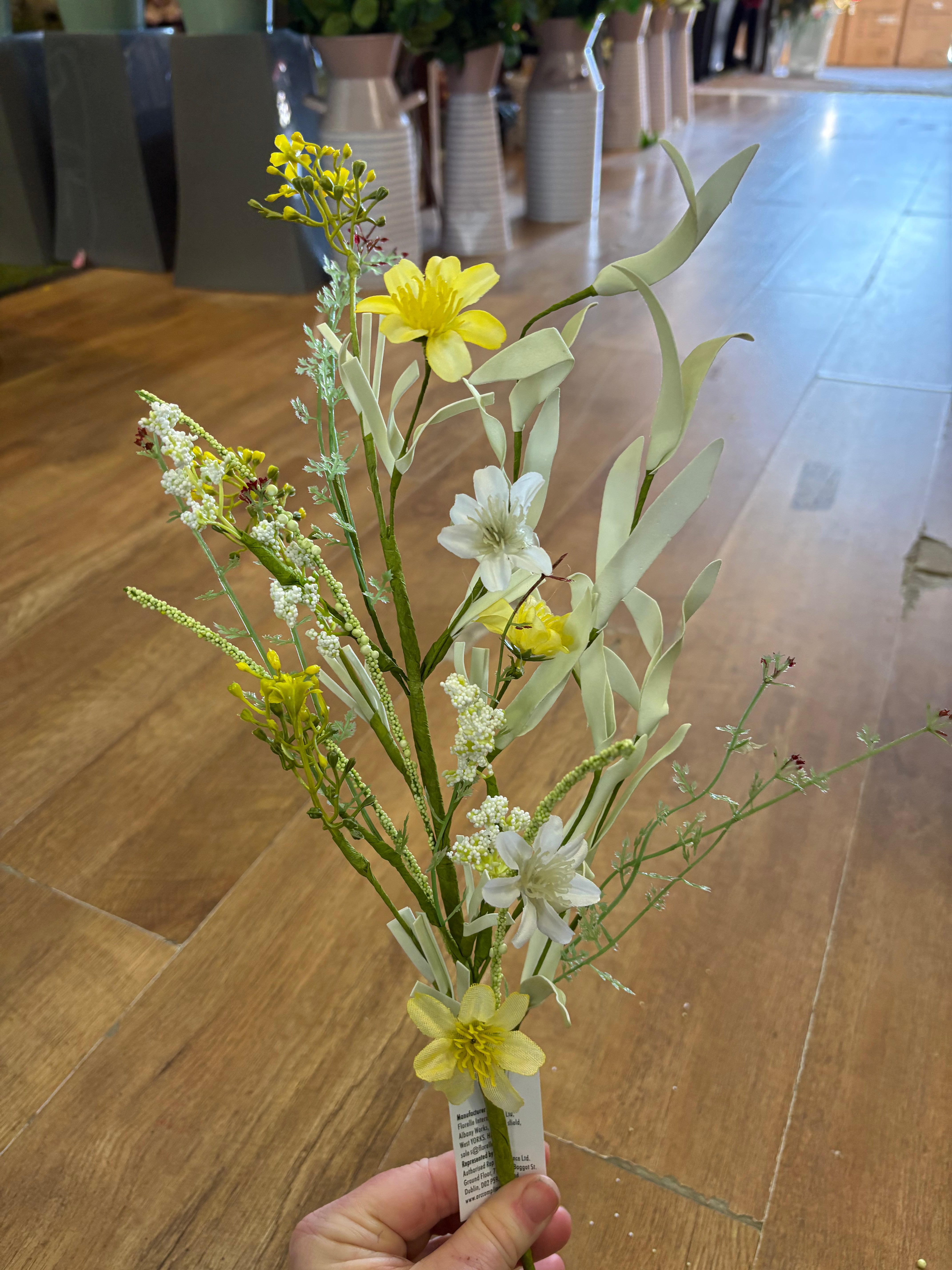 Medium length Yellow and white spring stem