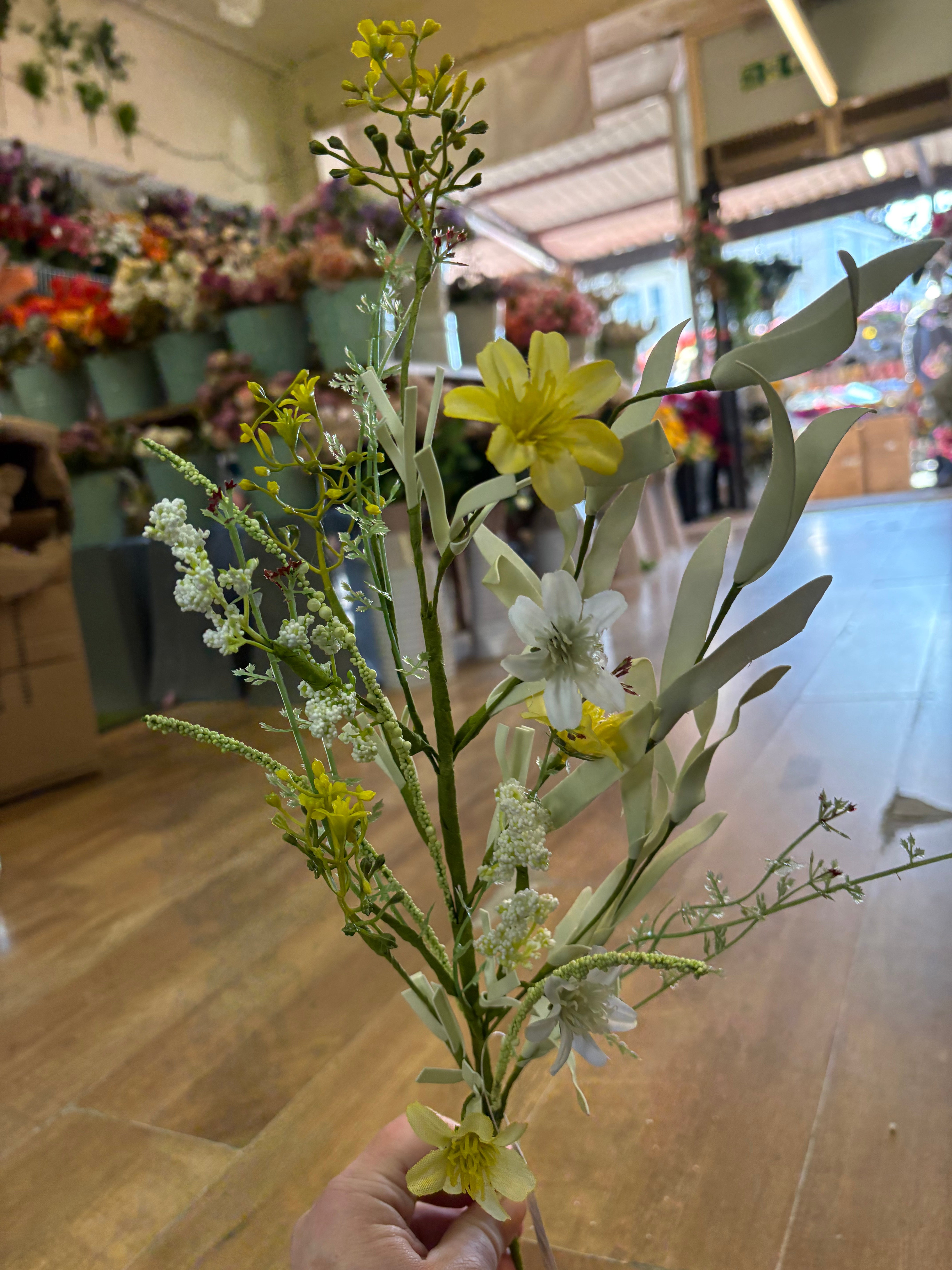 Medium length Yellow and white spring stem