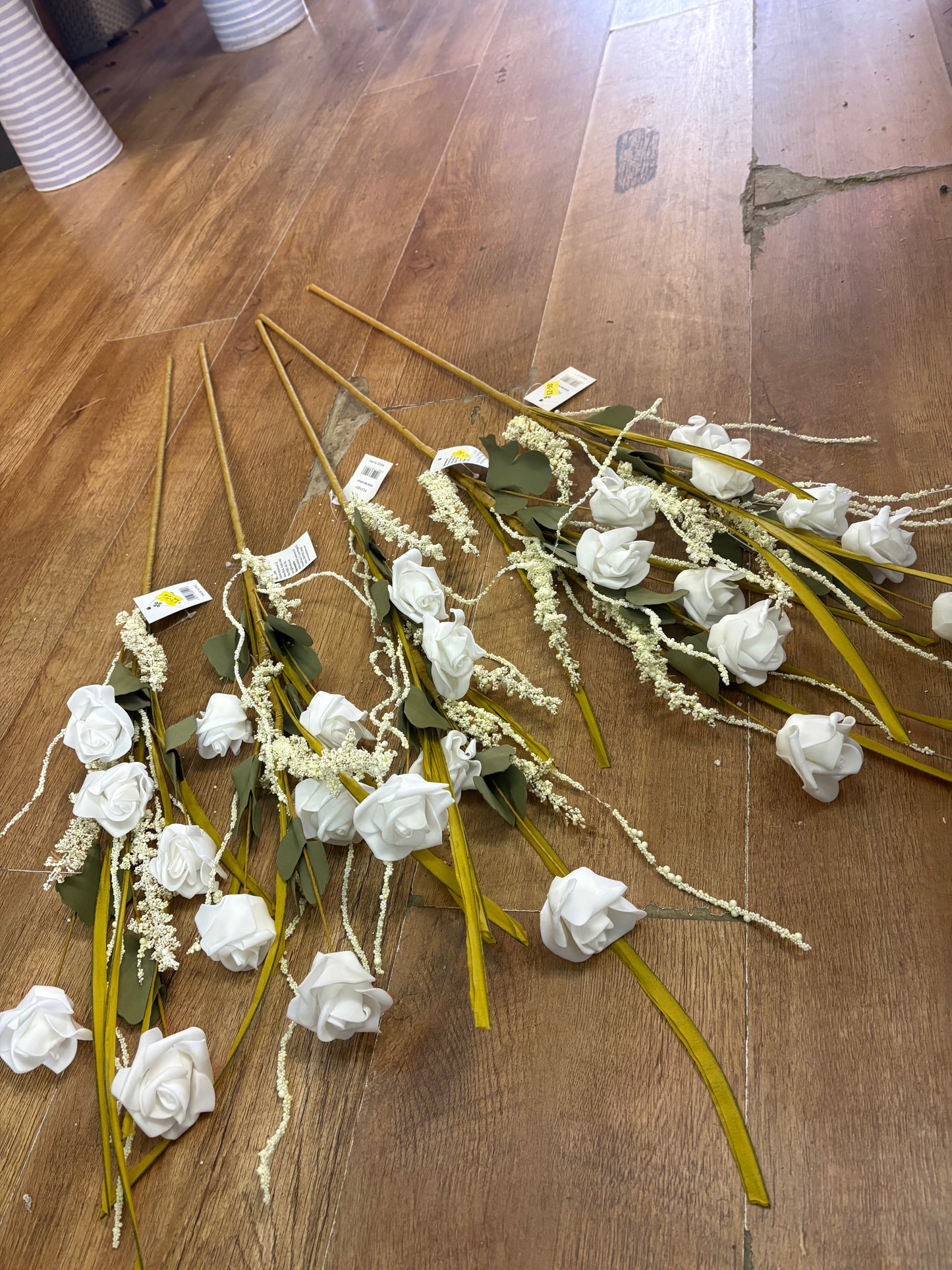Bundle of 5 Long stem white and cream rose mix spray
