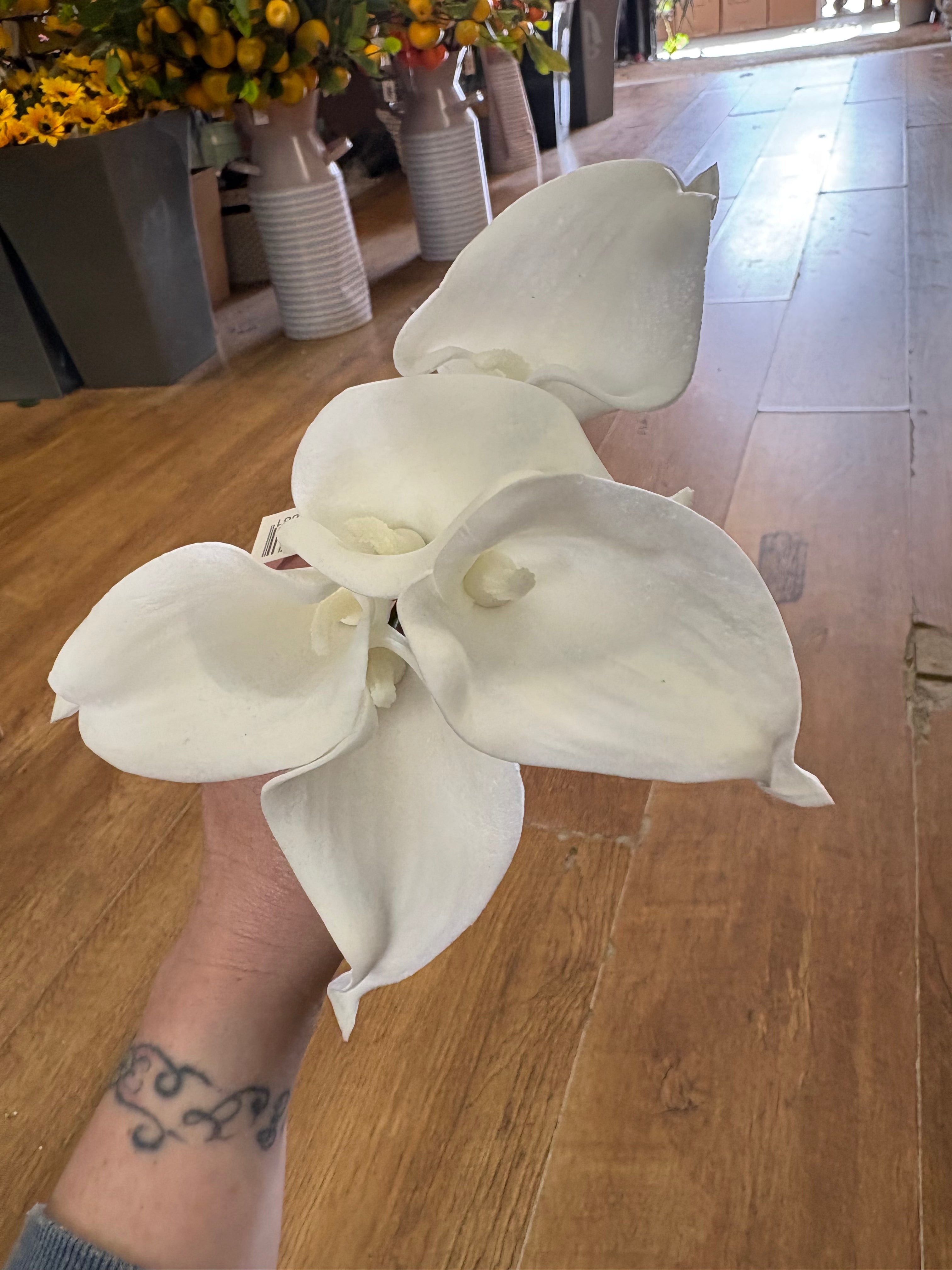 Bundle of 5 feel real white calla Lillie’s