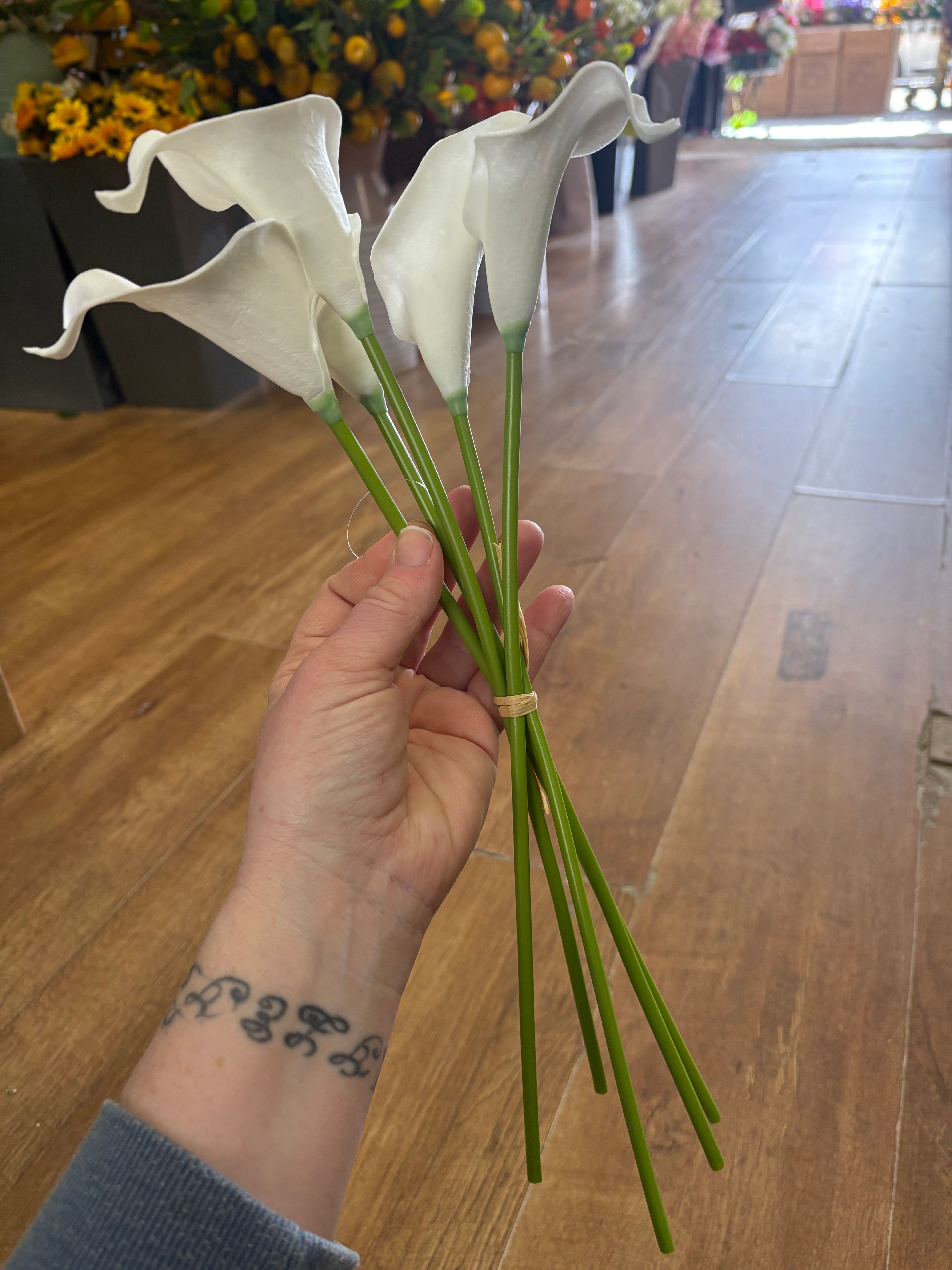 Bundle of 5 feel real white calla Lillie’s