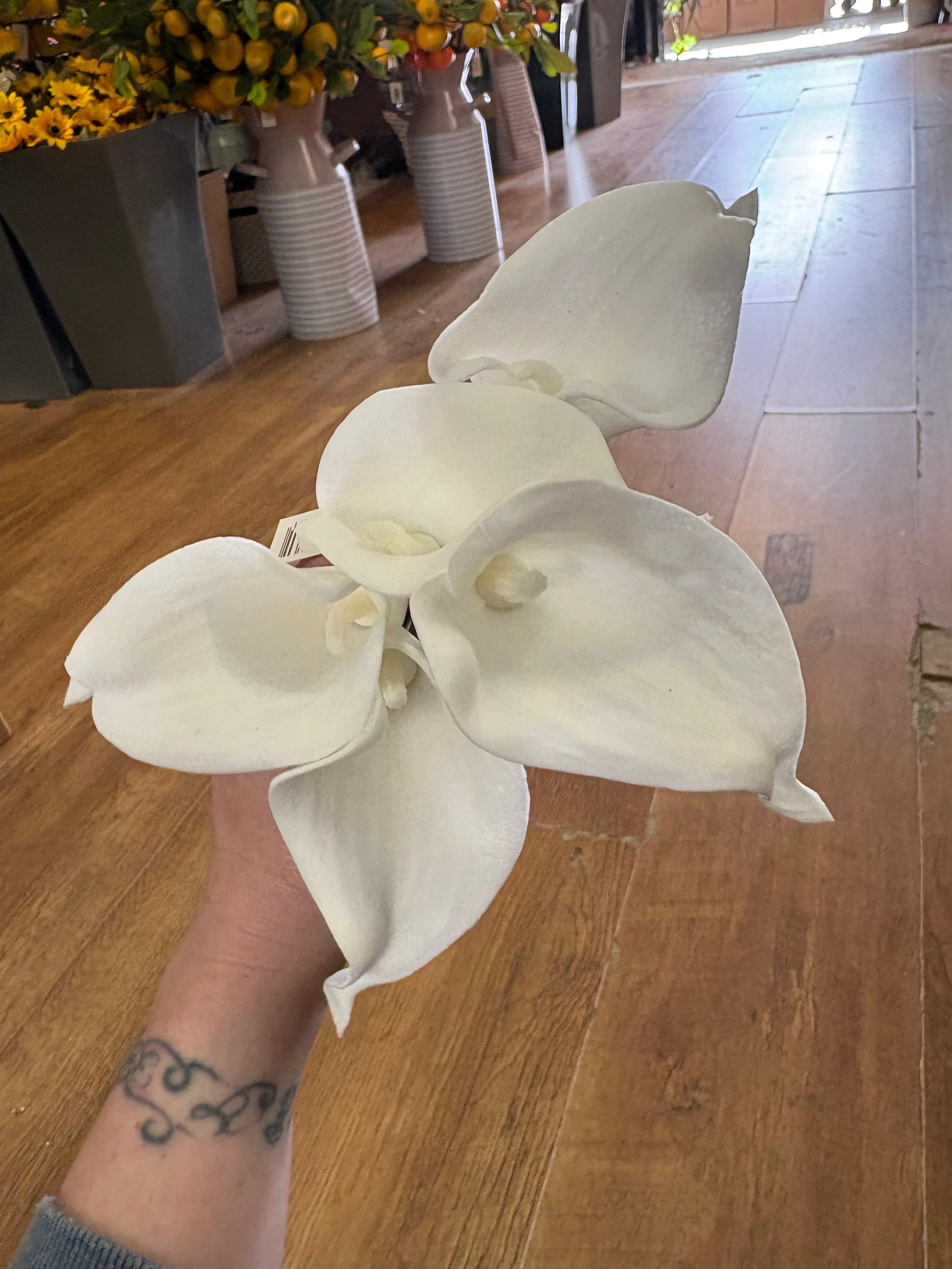 Bundle of 5 feel real white calla Lillie’s