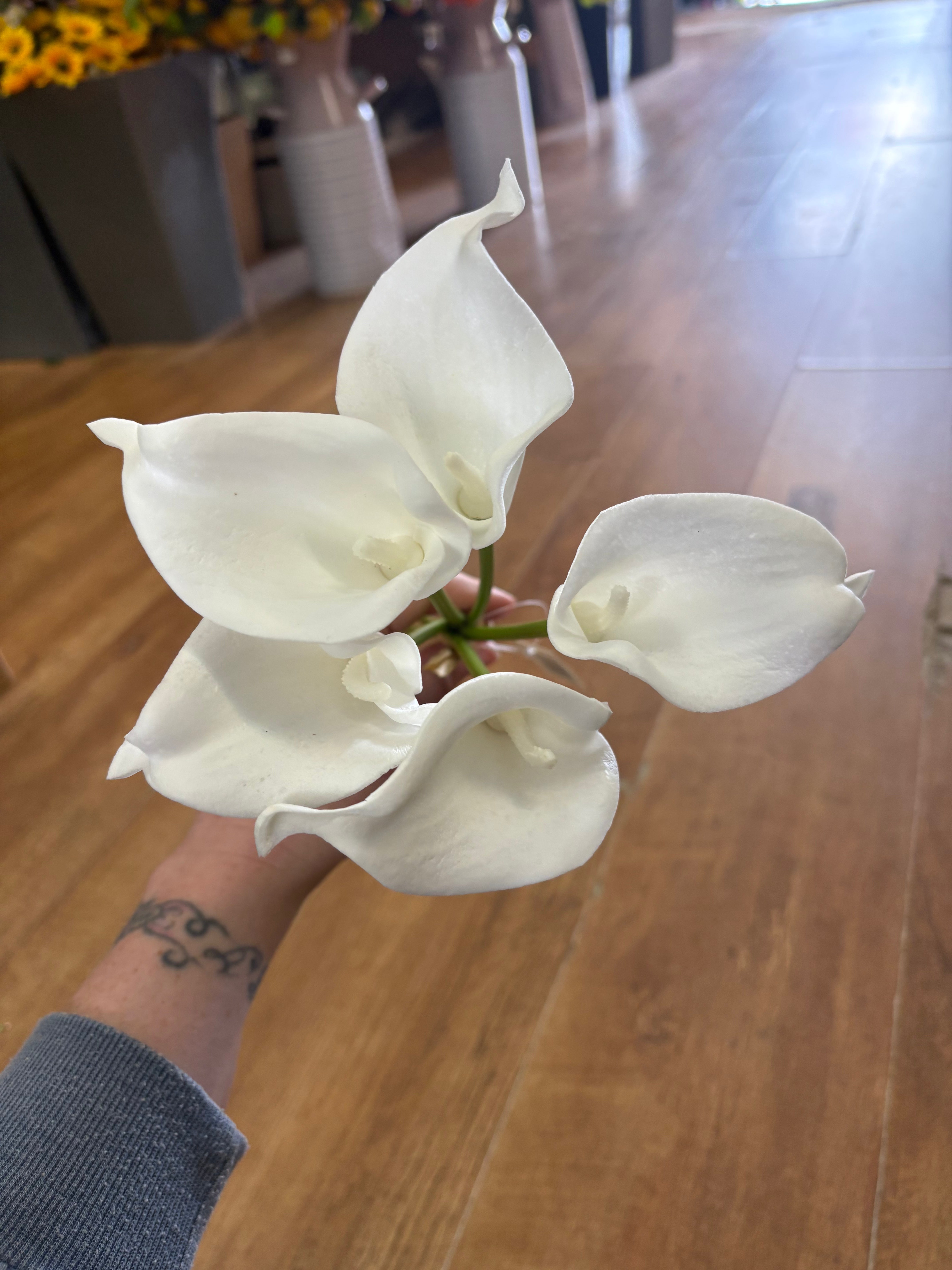 Bundle of 5 feel real white calla Lillie’s