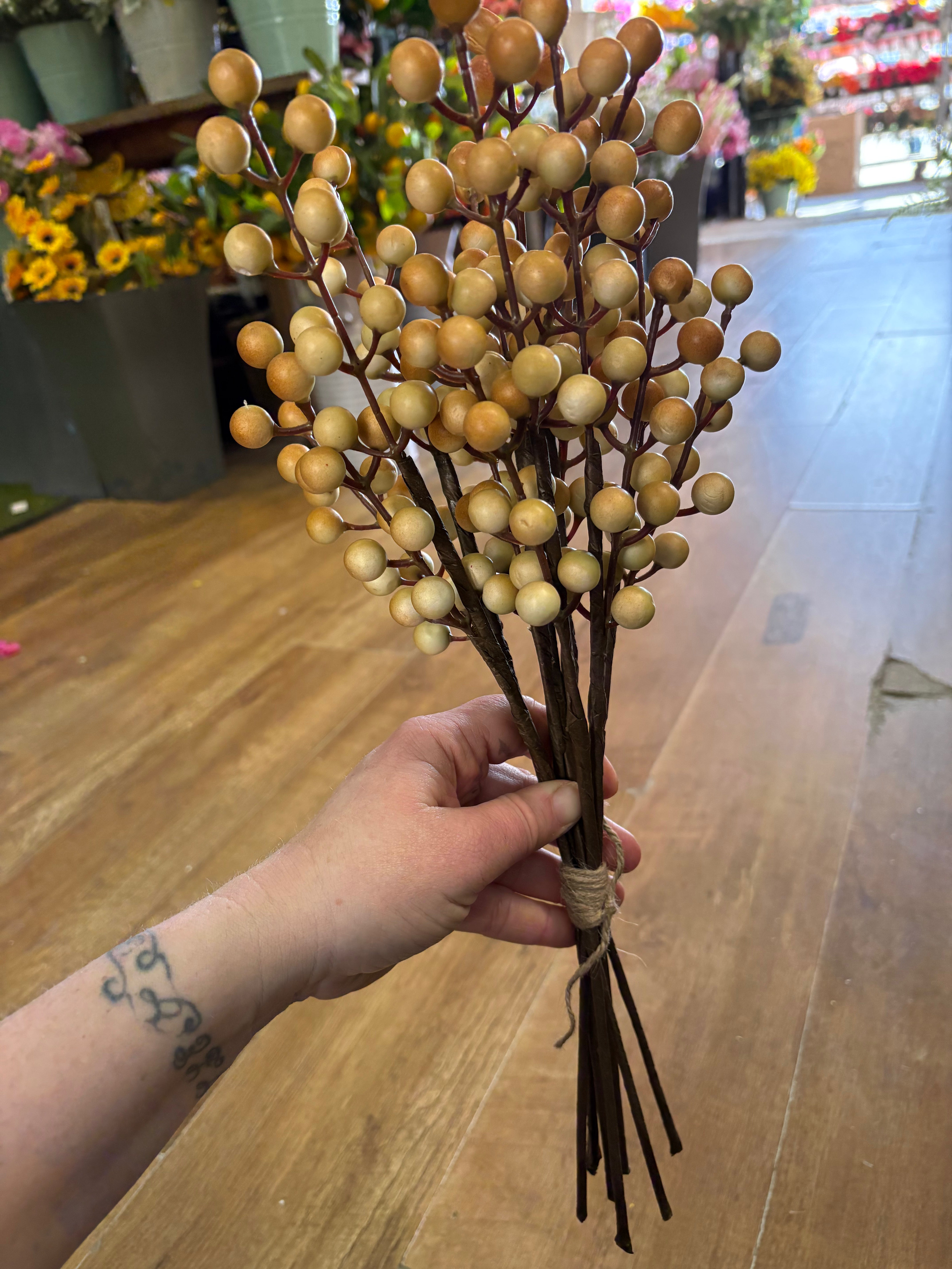 Bundle of 8 coffee and cream berry stems