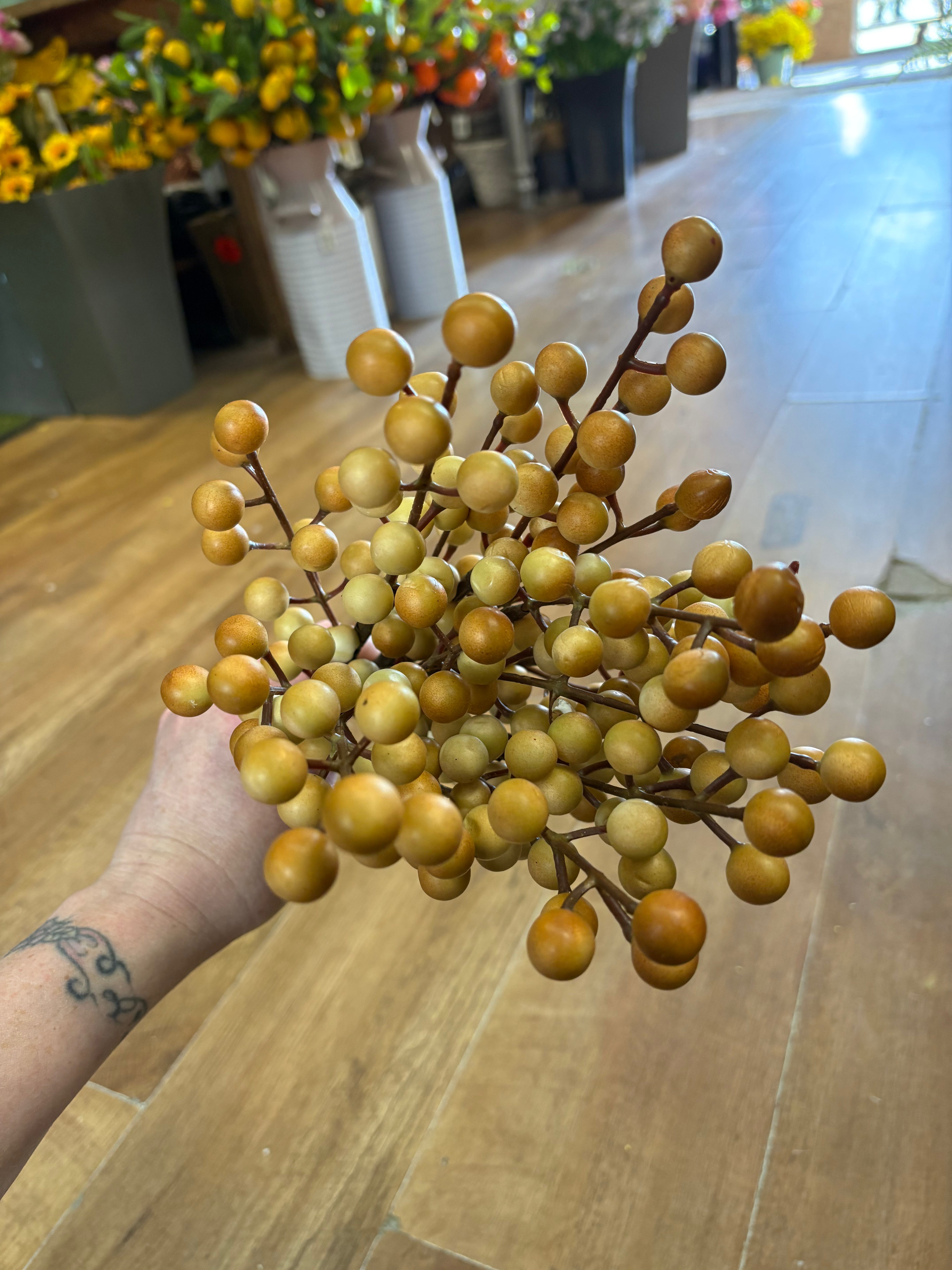 Bundle of 8 coffee and cream berry stems