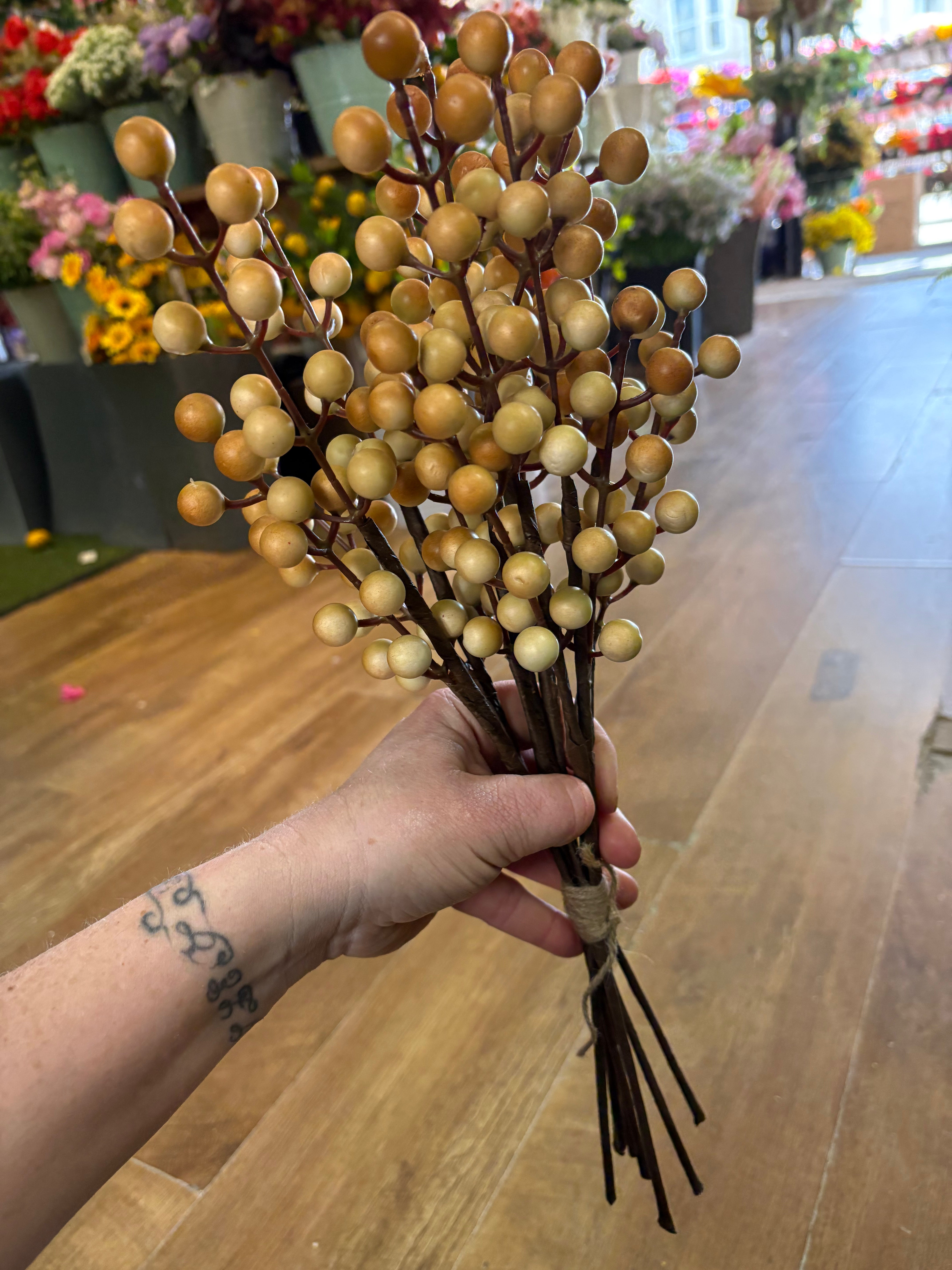 Bundle of 8 coffee and cream berry stems