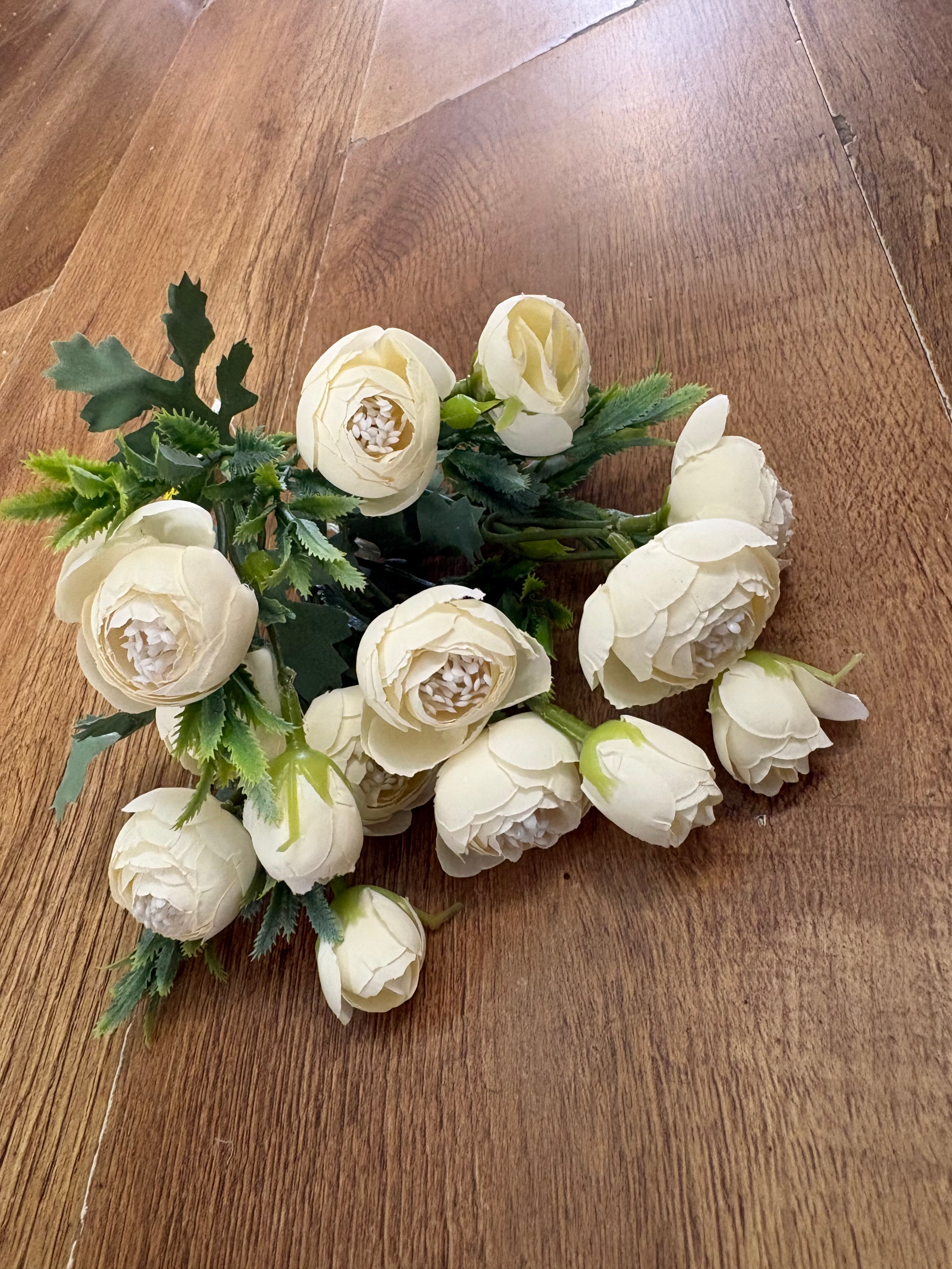 Small cream closed peony bunch