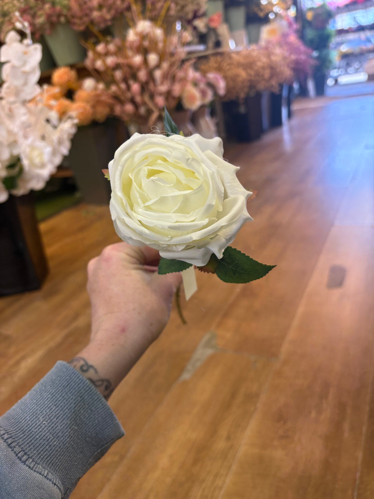 Single ivory globe rose (approx 8/9cm head)