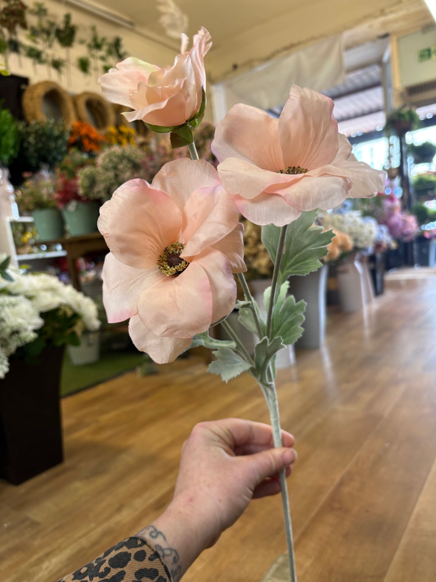 Long stem peach trumpet valentina spray