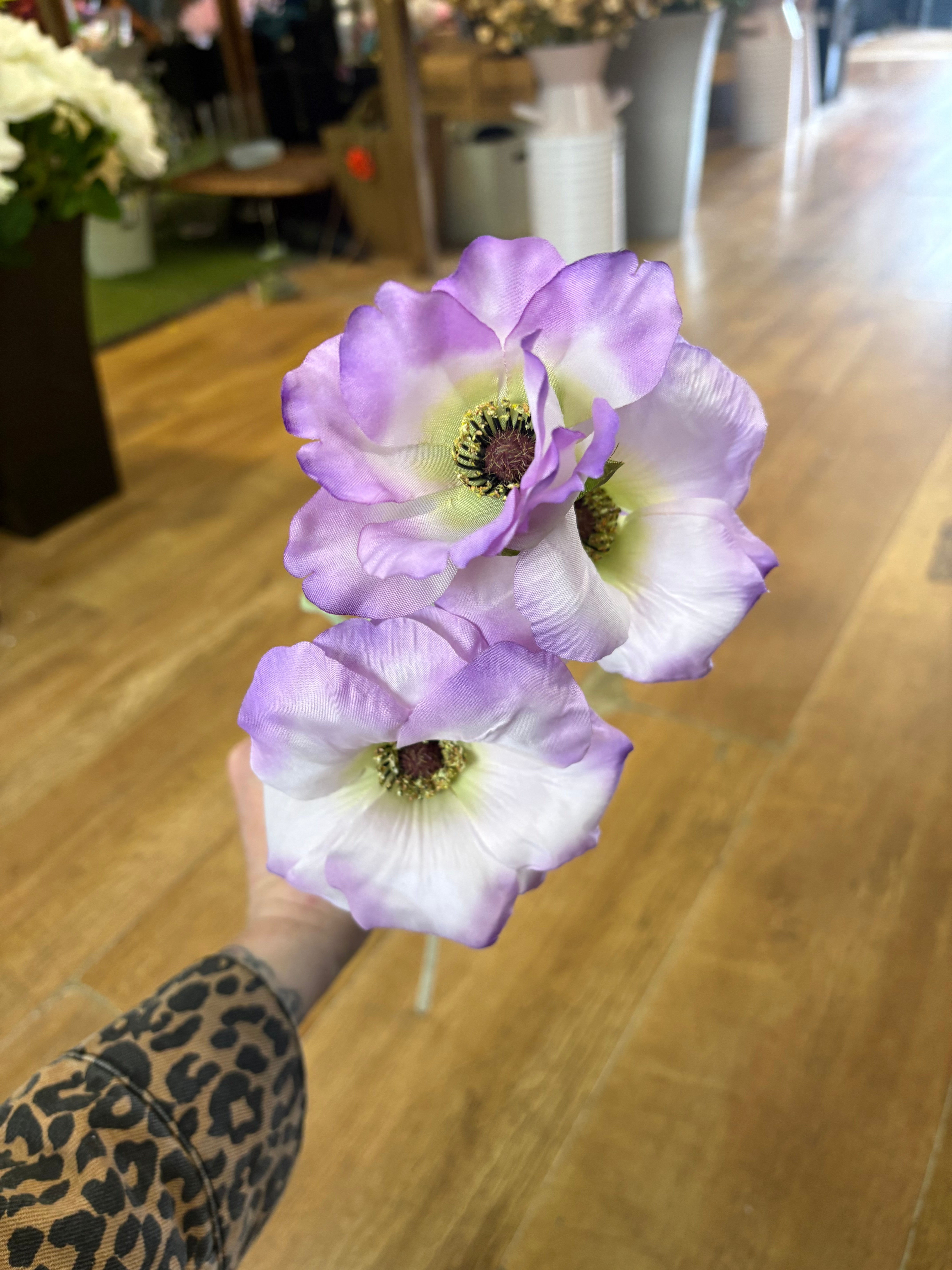 Long stem lilac trumpet Valentina spray