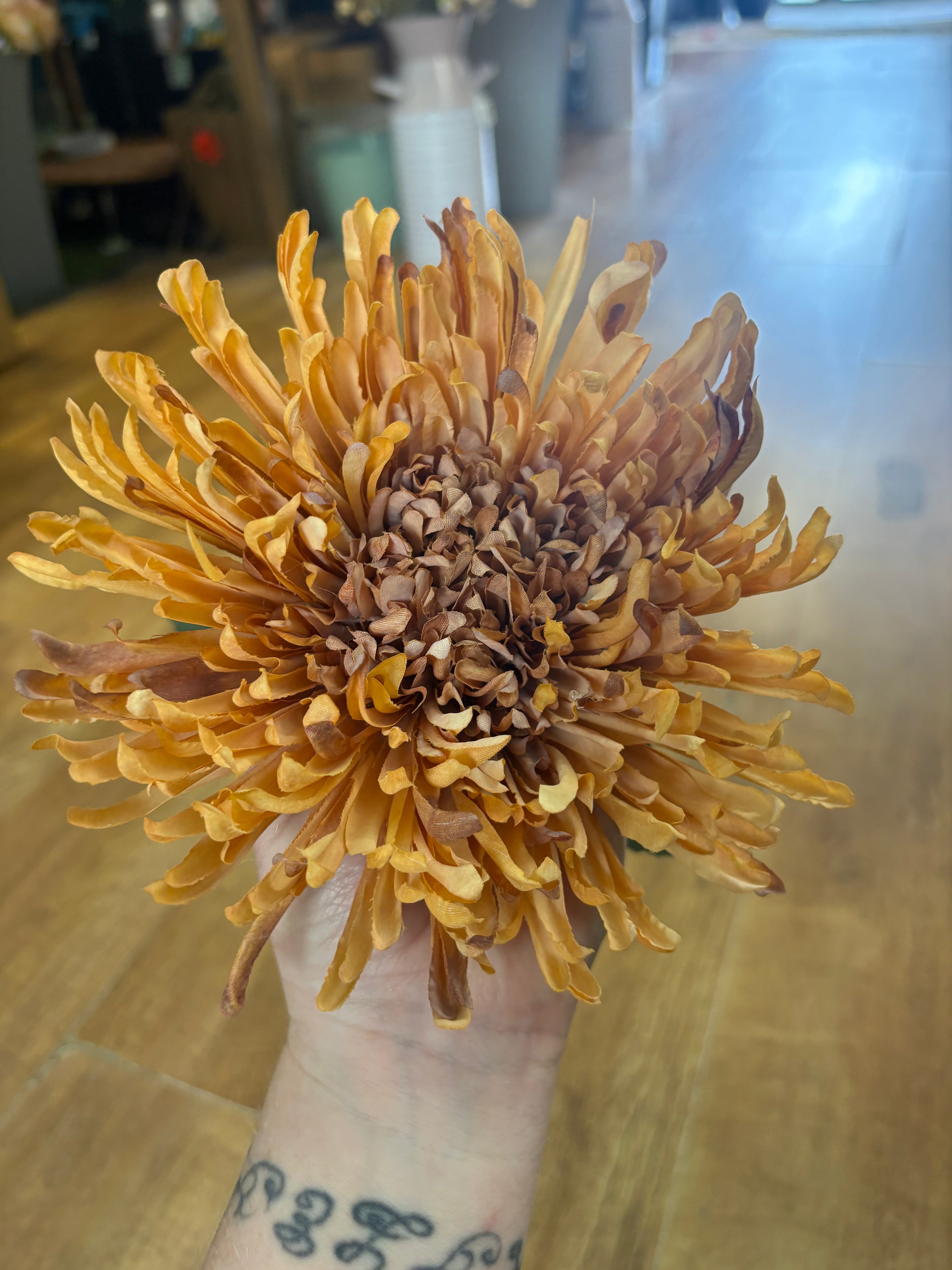 Long stem Honey Fuji mum