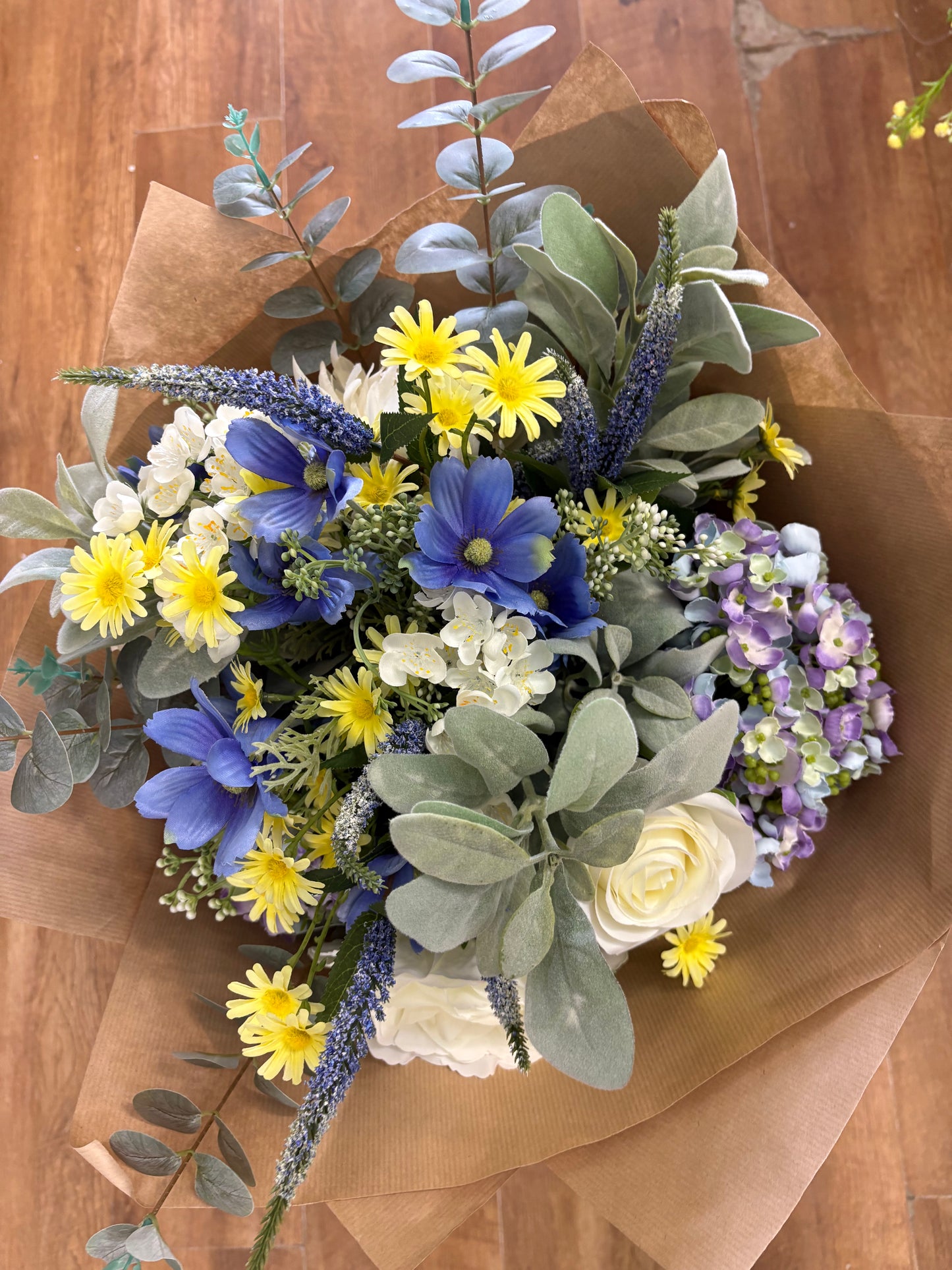 Large luxury bouquet - blue/cream/yellow