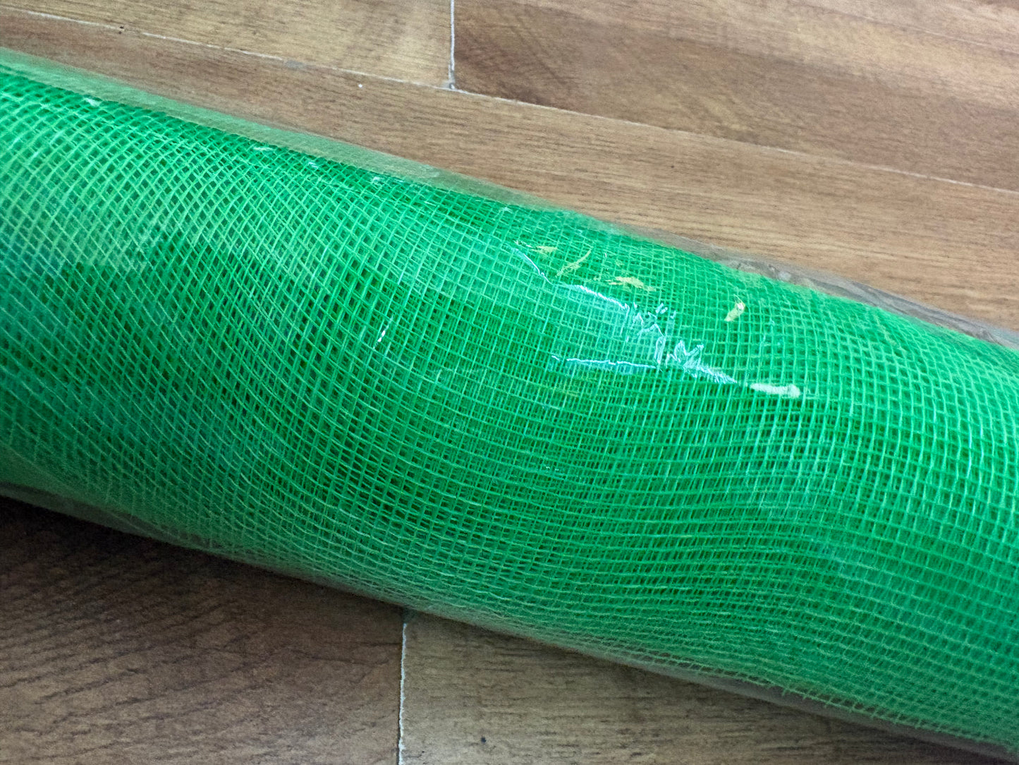 53cm x 9.1m (10 yrds) Apple green deco mesh