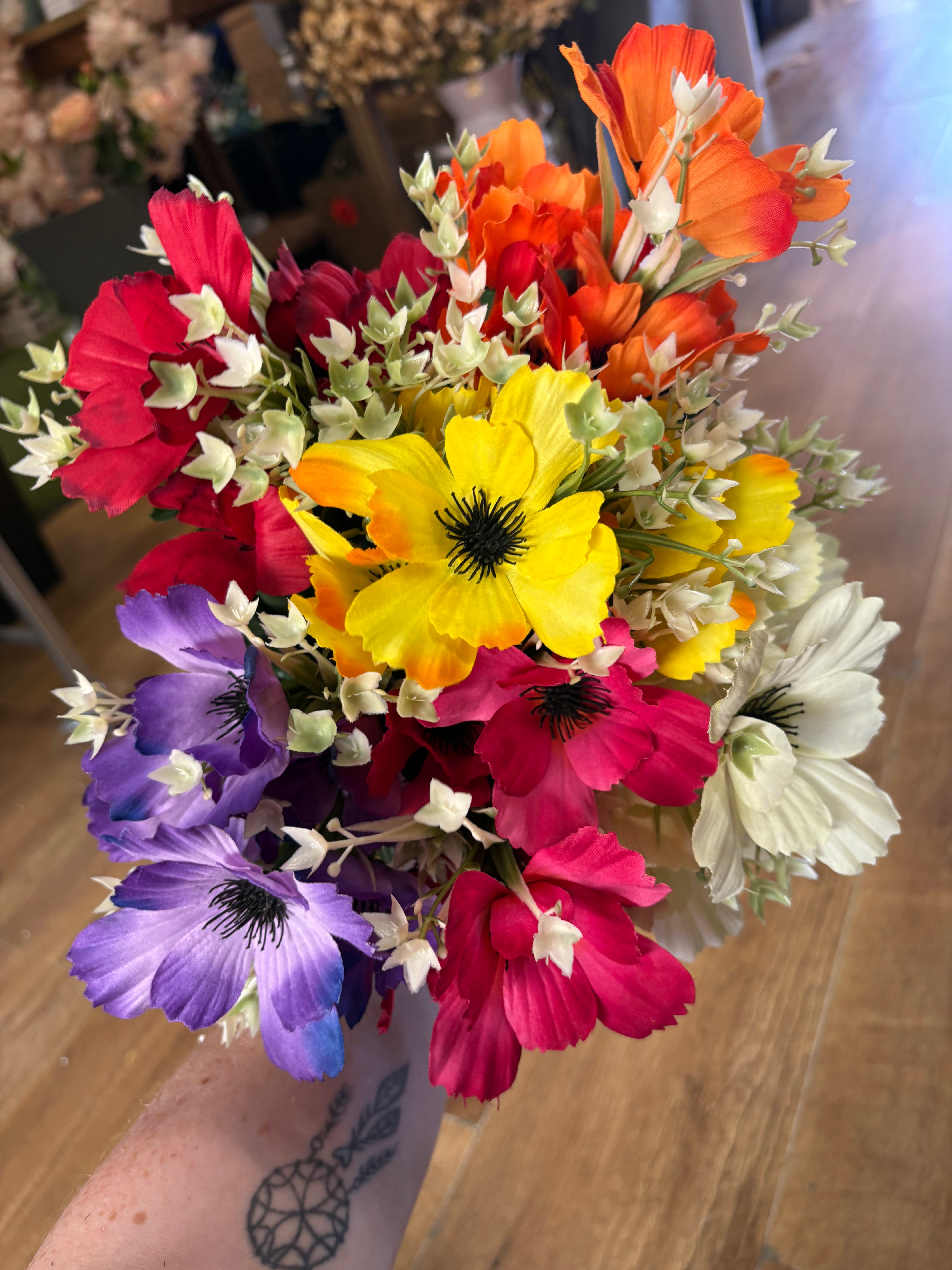 Anemone with white filler bunch - 6 colours available