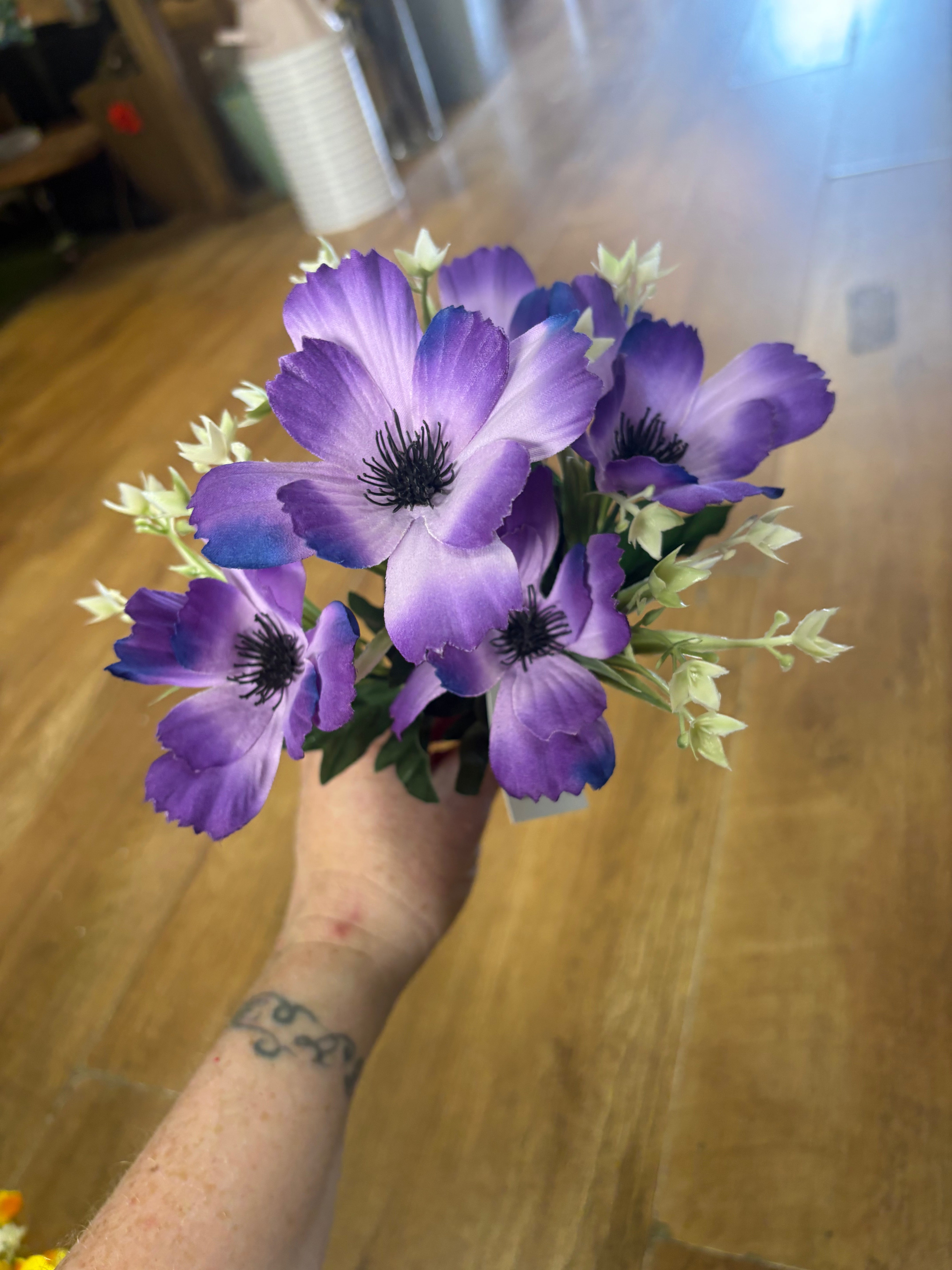 Anemone with white filler bunch - 6 colours available