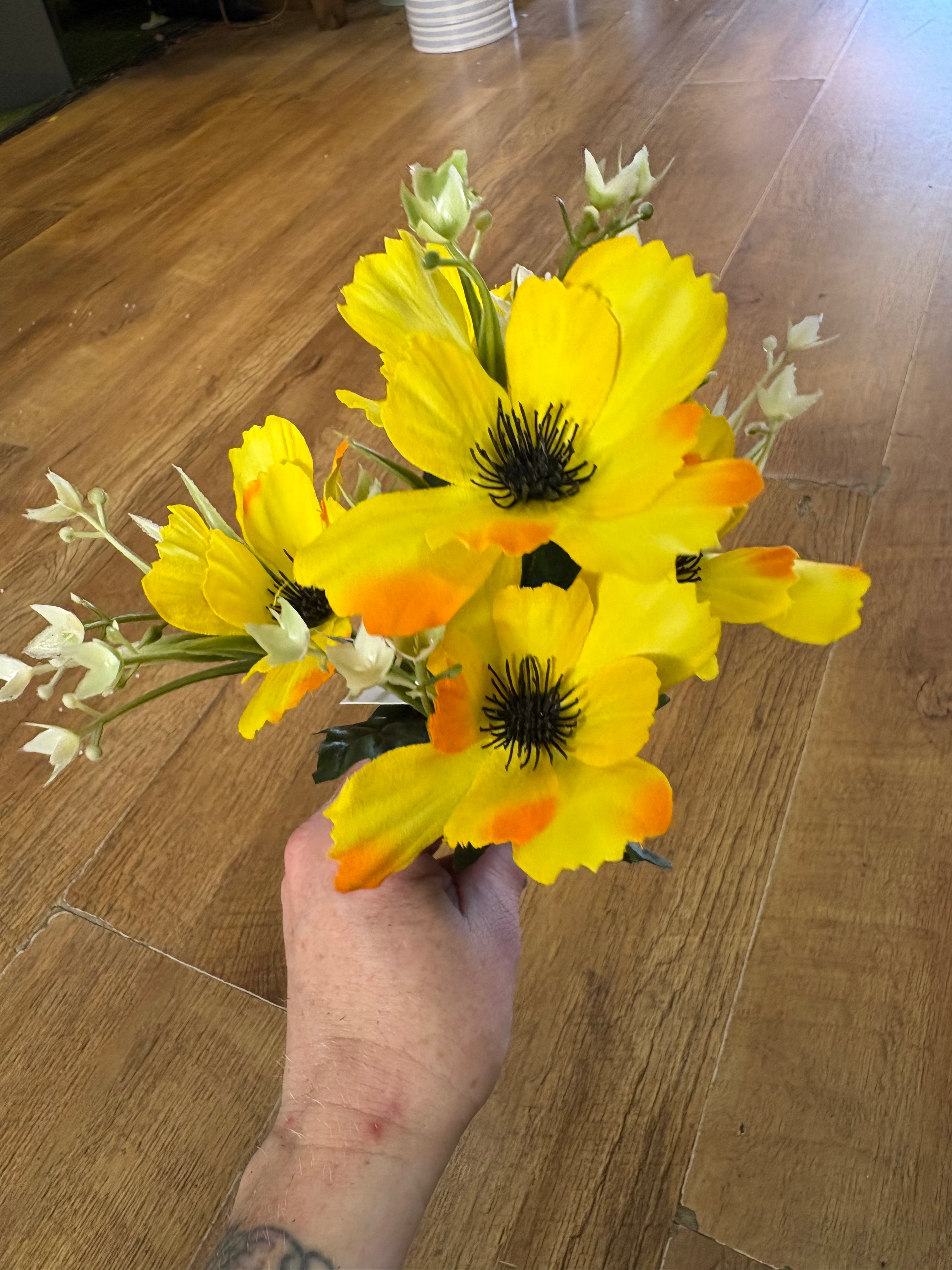 Anemone with white filler bunch - 6 colours available
