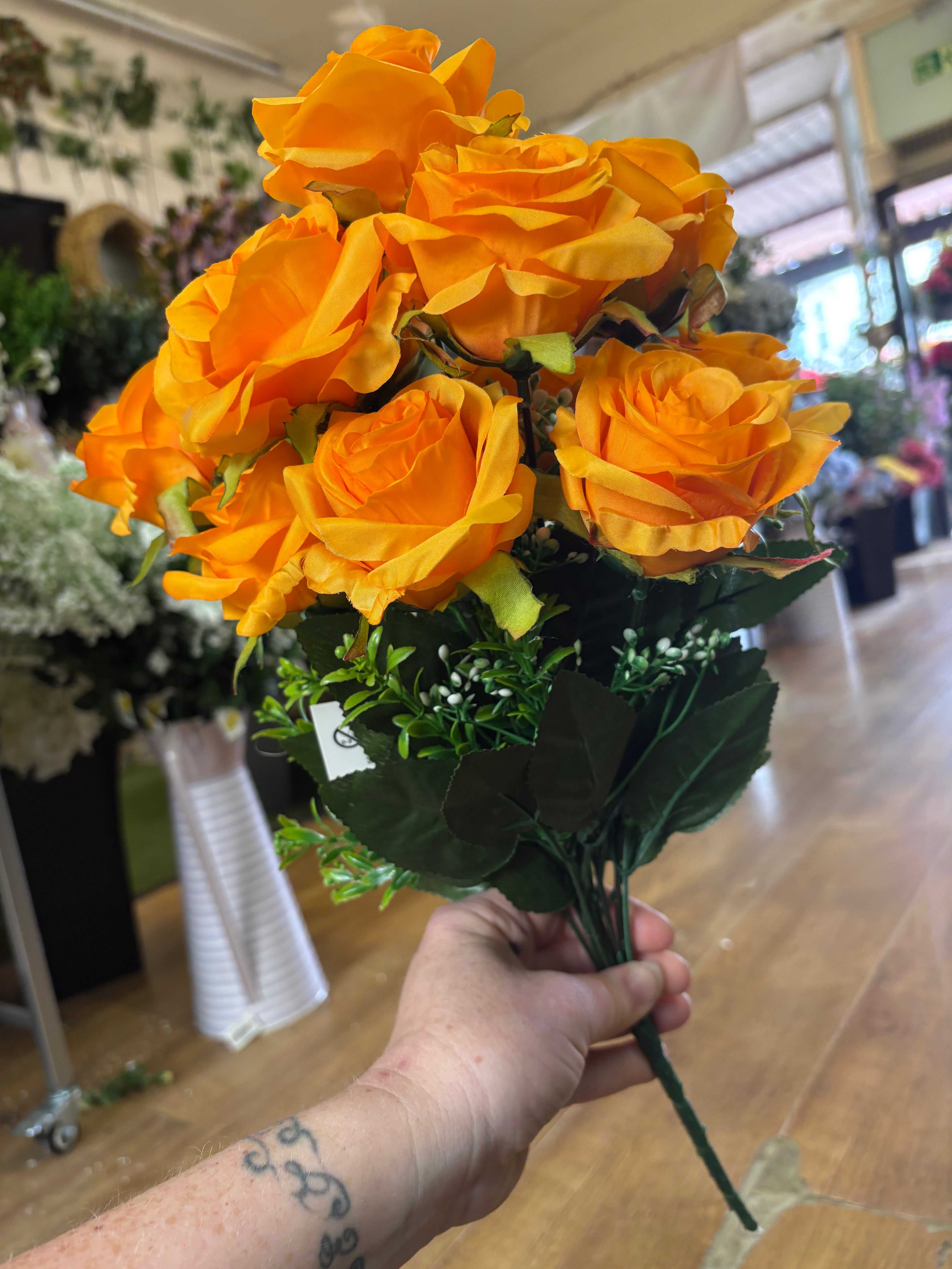 Pale orange 12 head rose bouquet