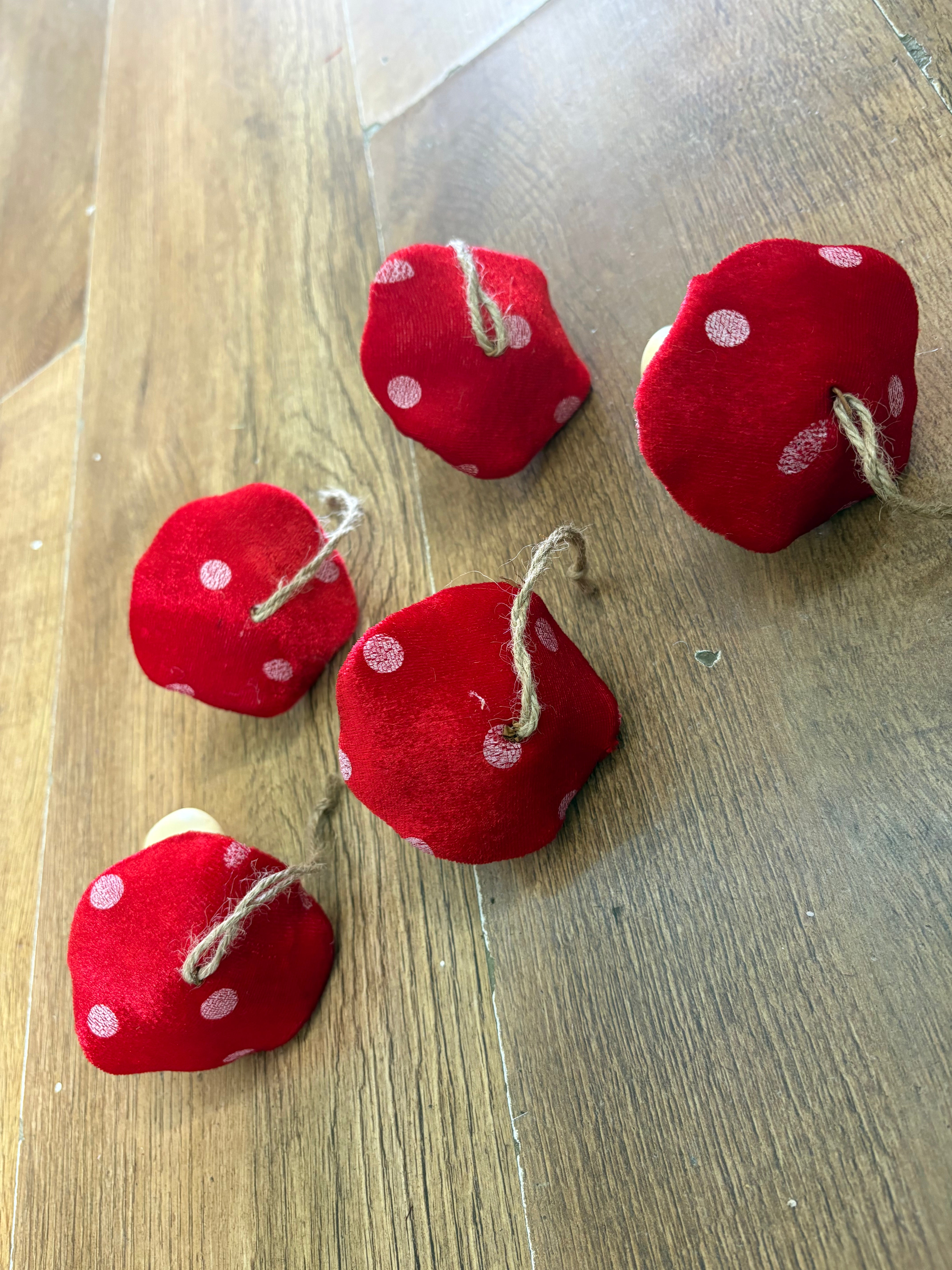Pack of 5 hanging velvet toadstools