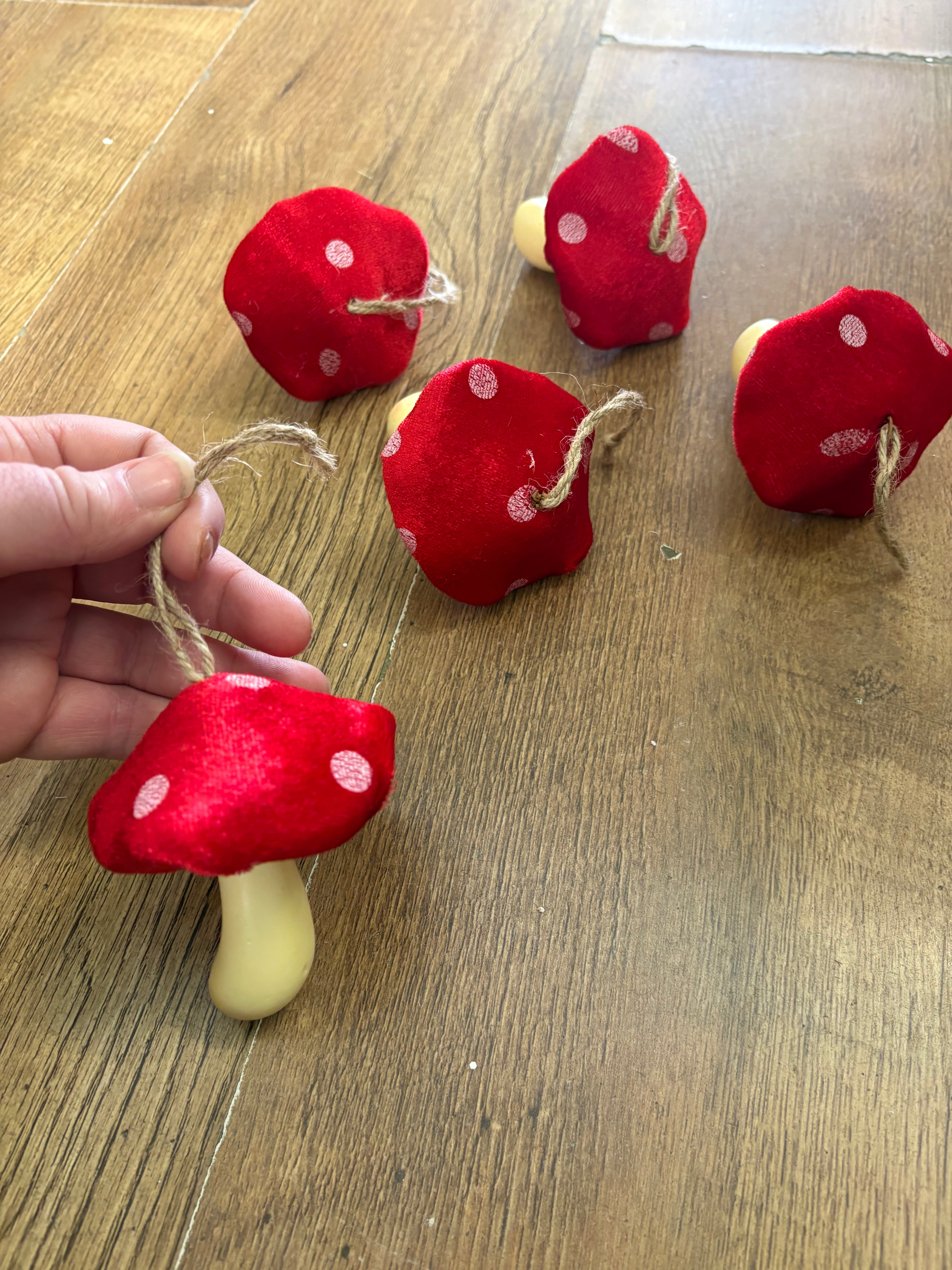 Pack of 5 hanging velvet toadstools